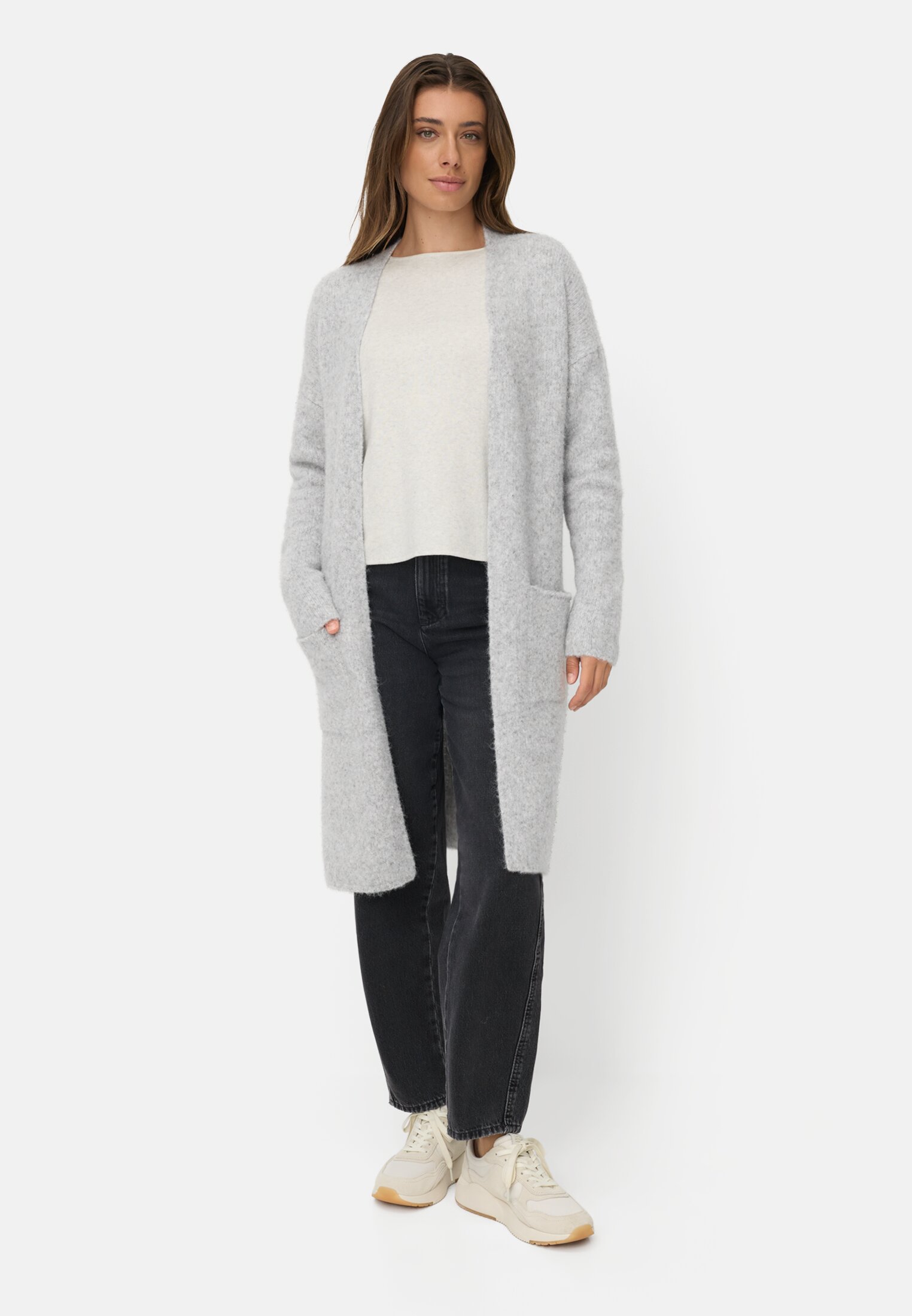 Damen Strickjacke mit aufgesetzten Taschen Grau getragen vorn