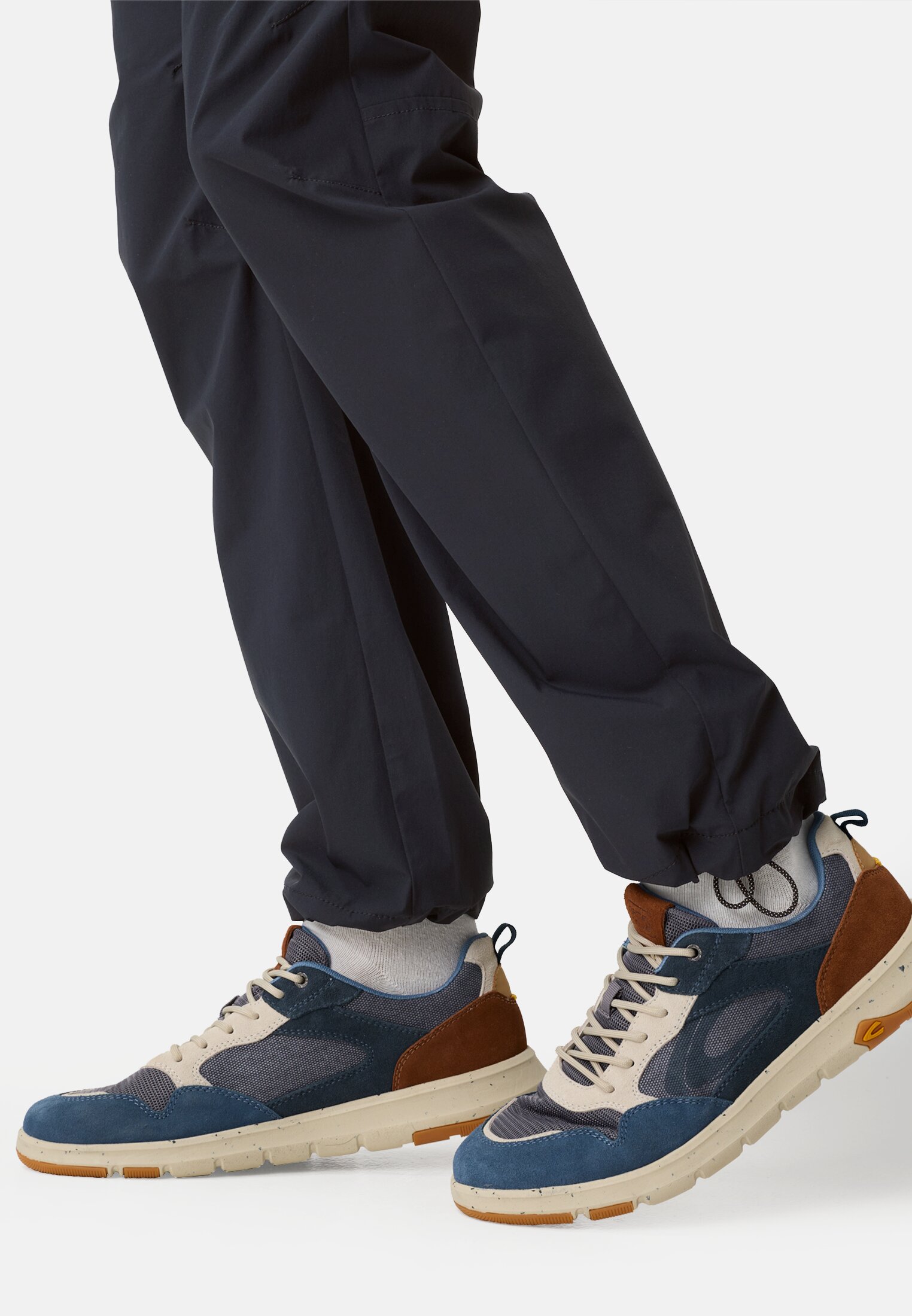 Heren fleXXXactive® broek met verstelbare tailleband Marineblauw gedragen detail dichtbij  