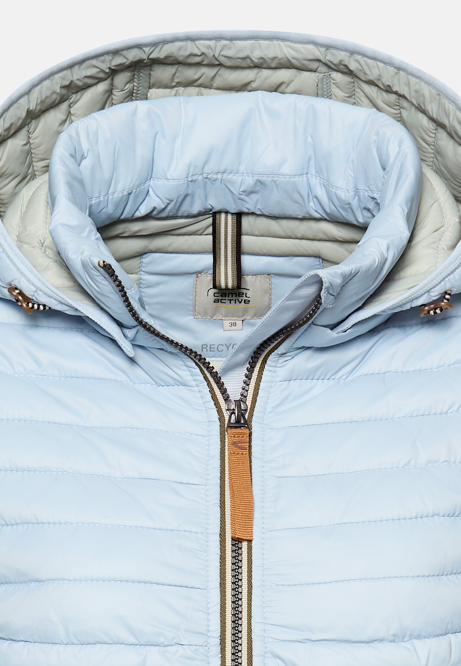 Damen Leichte Steppjacke aus recyceltem Polyamid Hellblau vorne nah