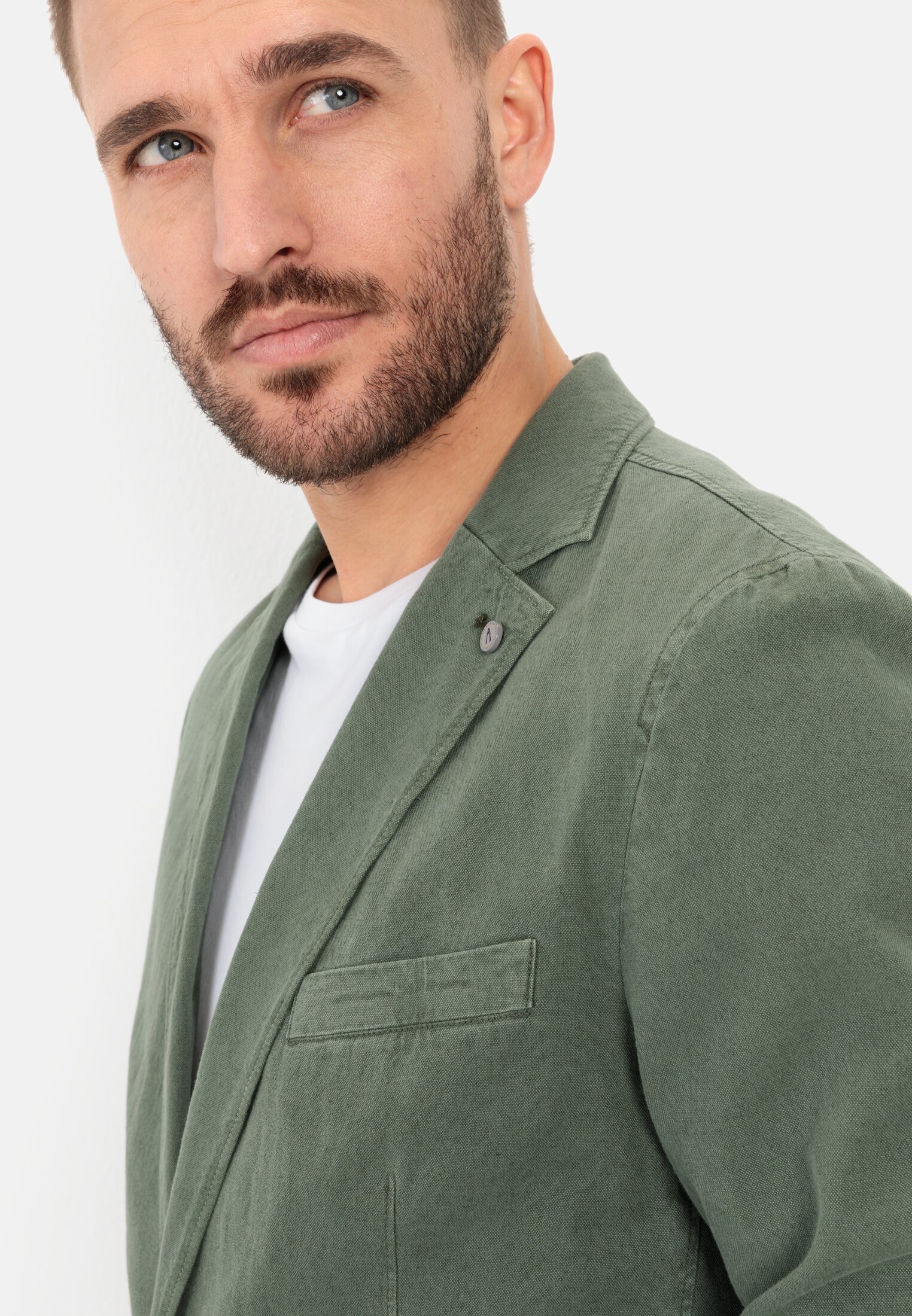 Herren Casual Sakko aus Baumwoll-Leinen-Mix Grün getragen detailliert nah