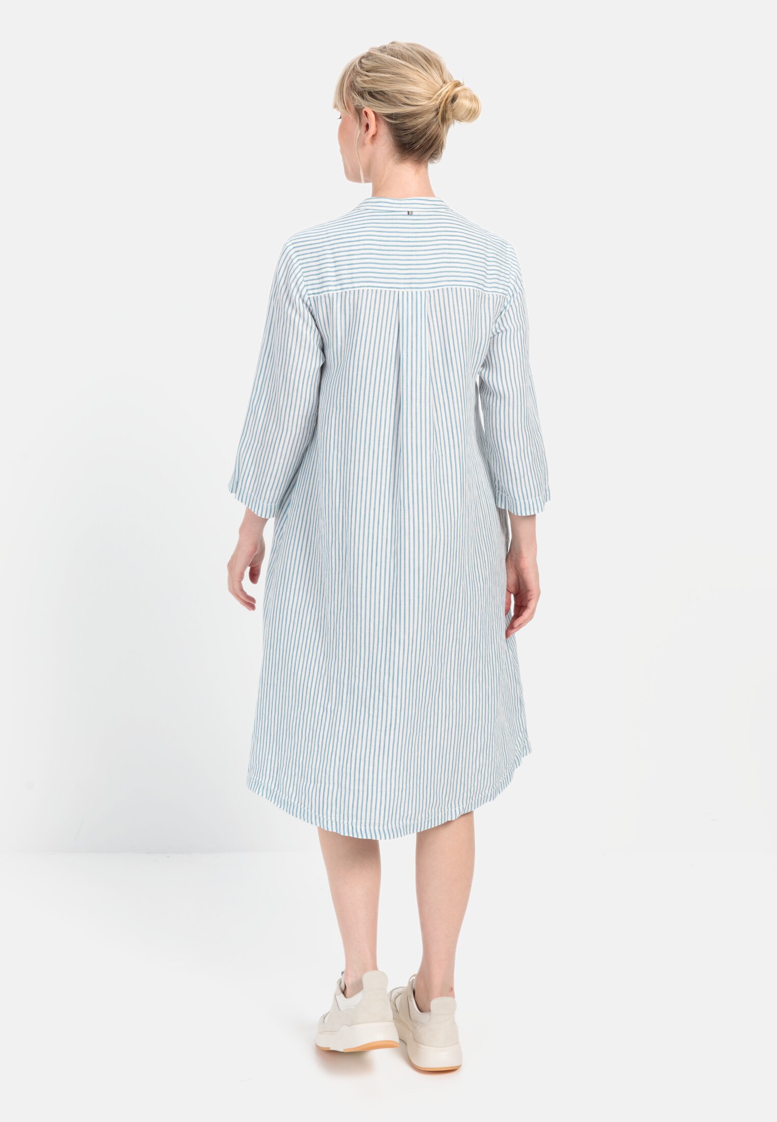 Damen Schlupfkleid mit Stehkragen aus Leinenmix Blau-Weiß getragen hinten