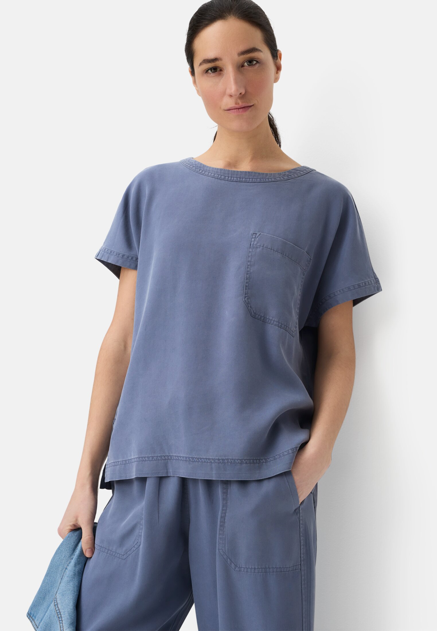 Damen Kurzarm T-Shirt mit Brusttasche Ozeanblau getragen emotional