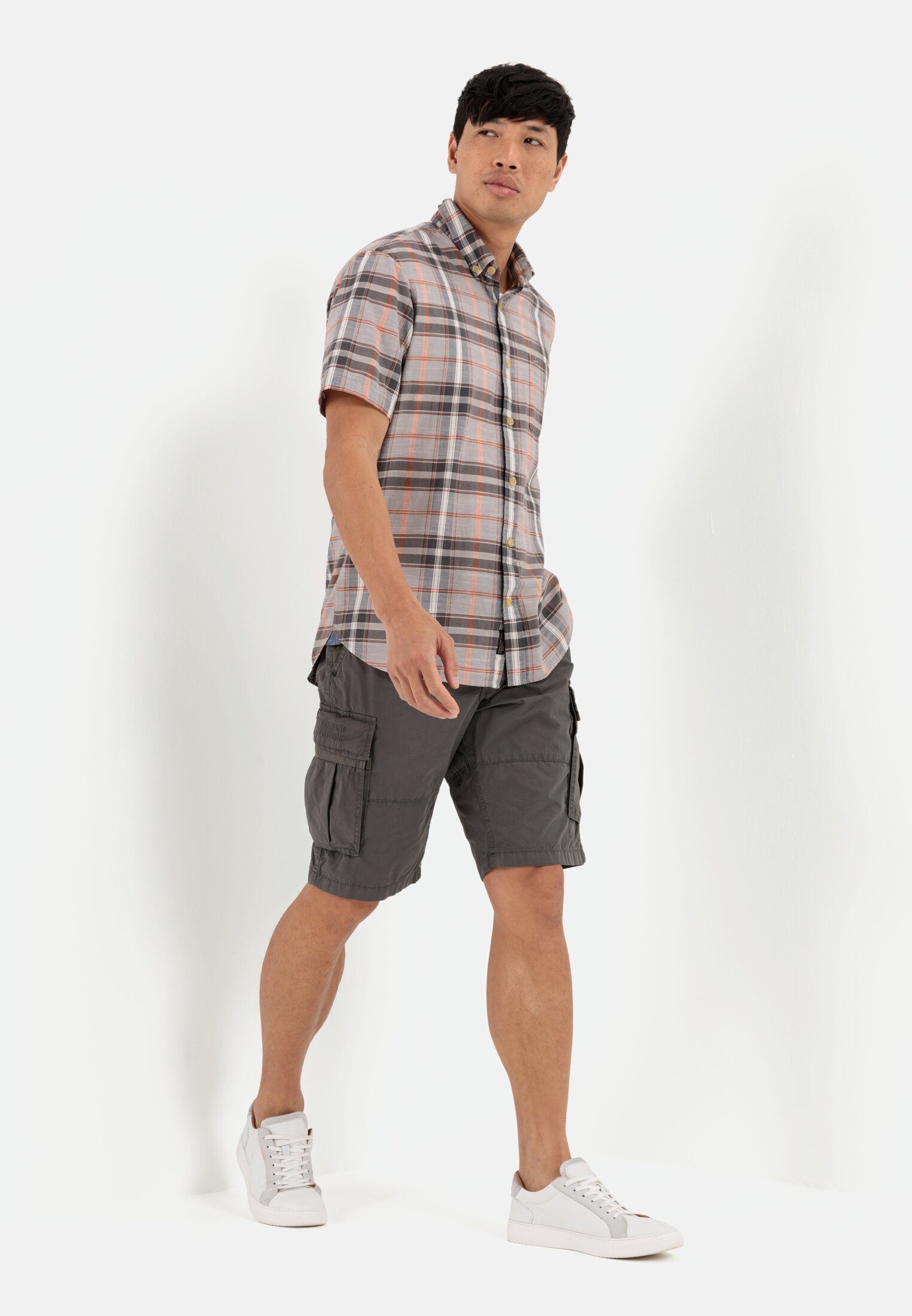 Herren Cargo Shorts Regular Fit Dunkelgrau getragen emotional