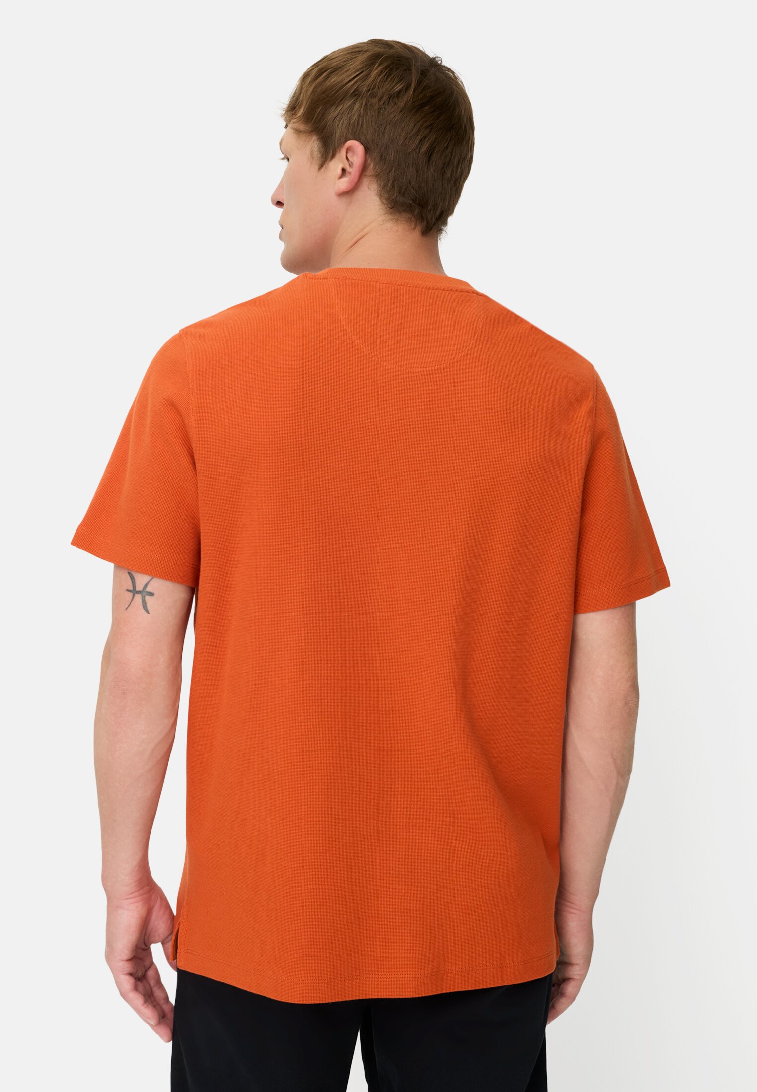 Herren T-Shirt aus Organic Cotton Orange getragen hinten