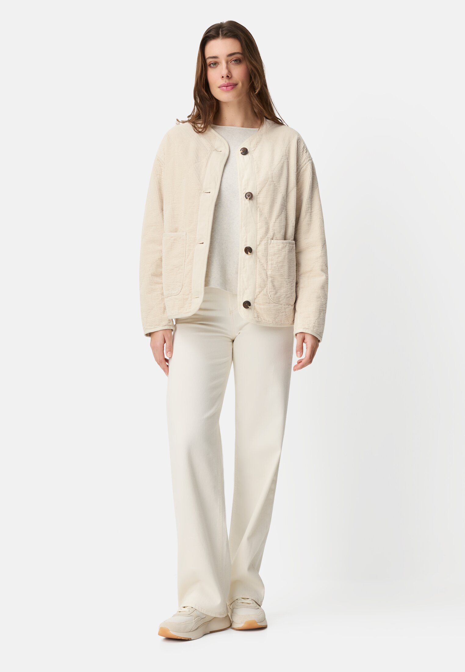 Damen Gefütterter Cordblazer mit Wattierung Perlweiß getragen vorne Ganzkörper