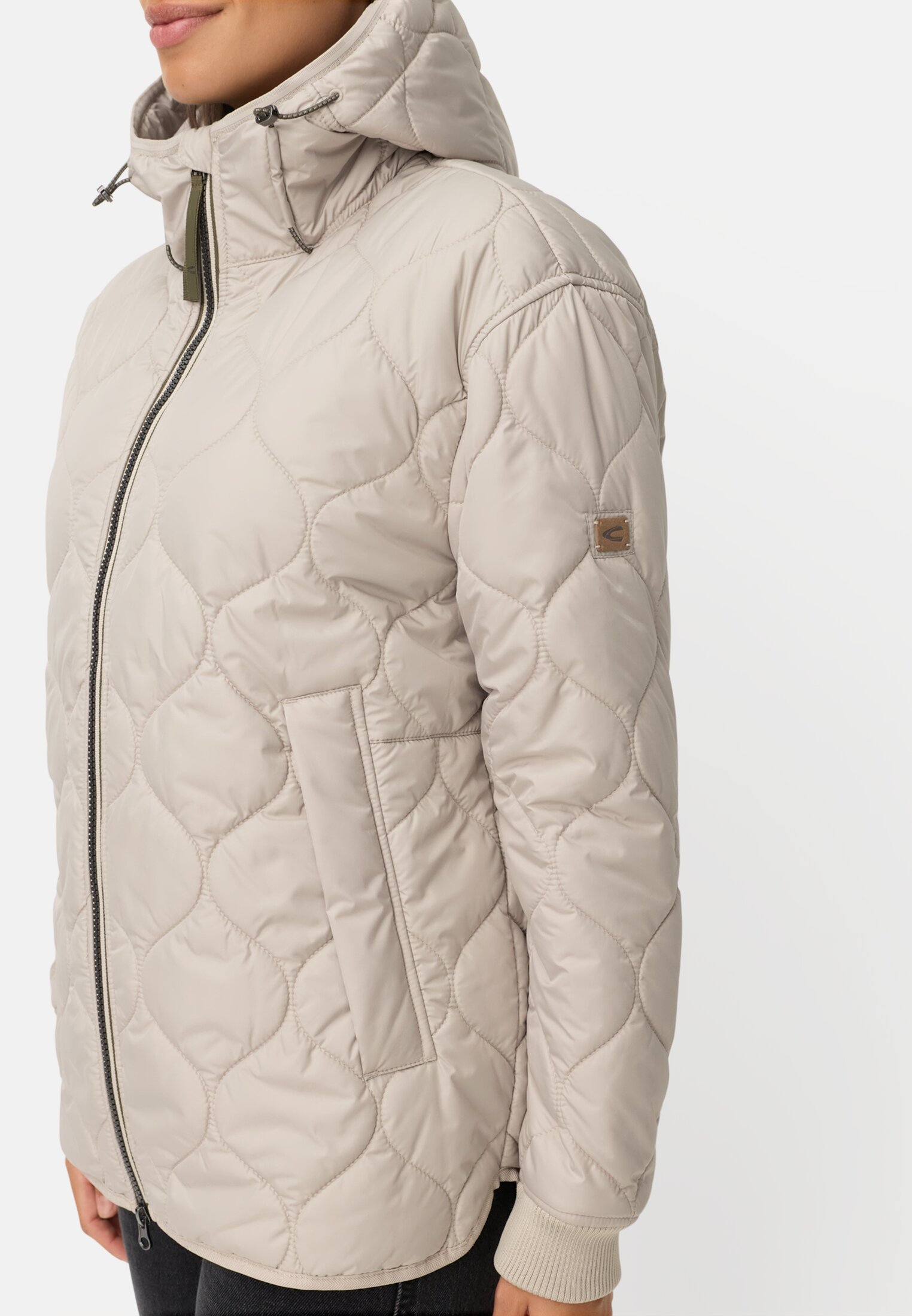 Damen Wasserabweisende Oversized-Jacke mit 2-Wege Reißverschluss Grau getragen detailliert nah