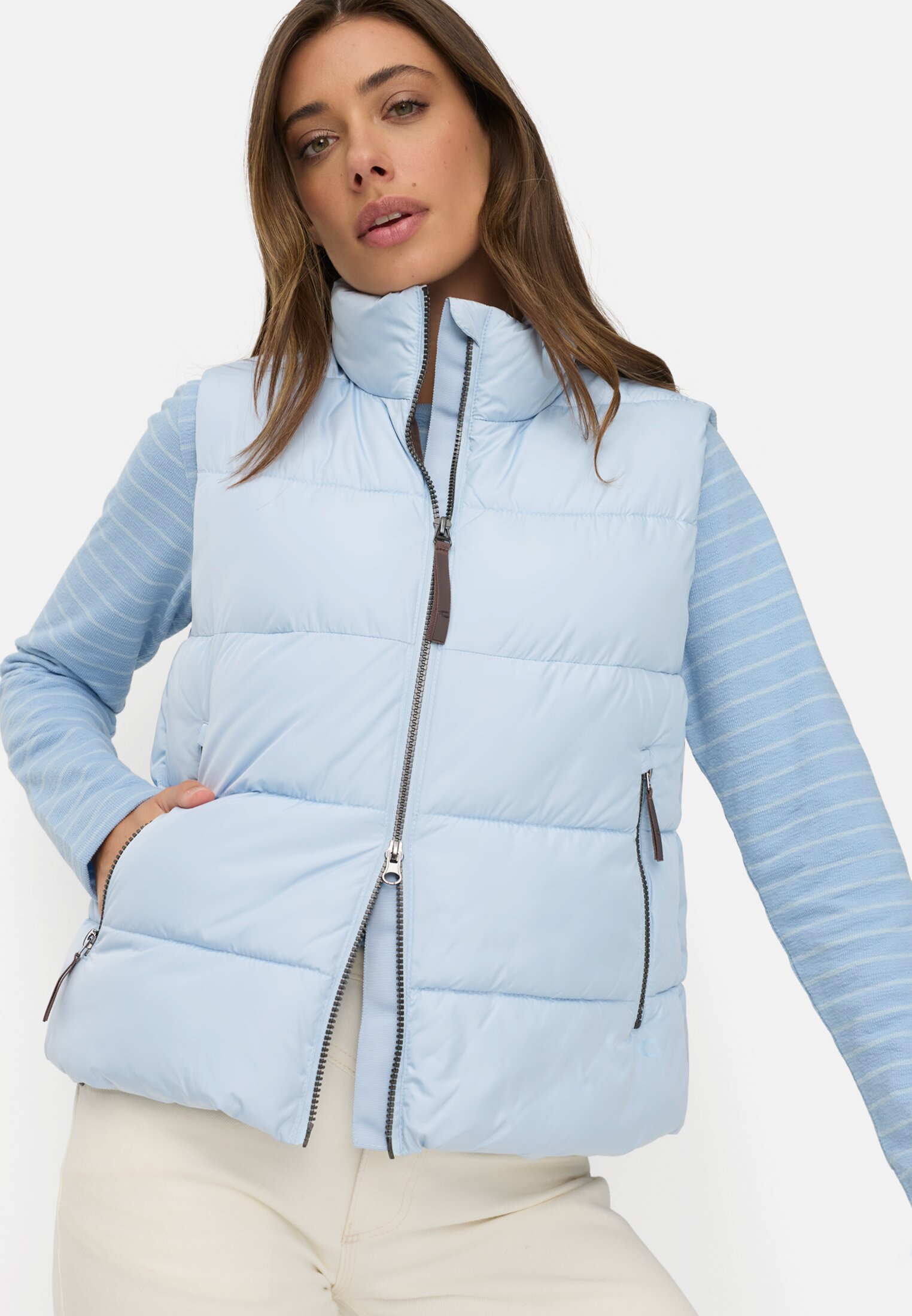 Vrouwen Winddichte bodywarmer met ritszakken Lichtblauw gedragen emotional