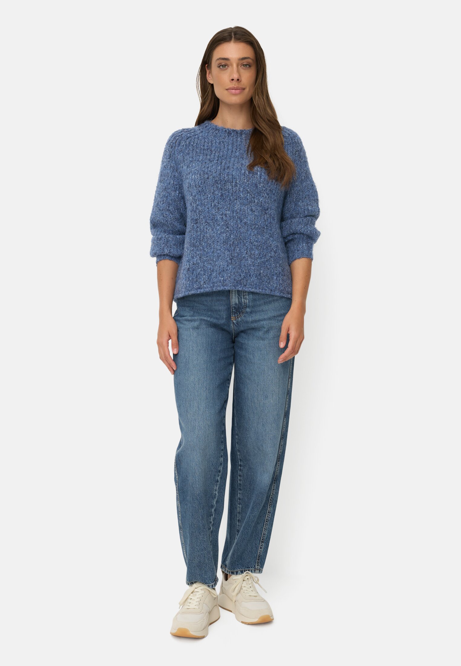 Damen Strickpullover mit weiten Ärmeln Jeansblau getragen vorne Ganzkörper