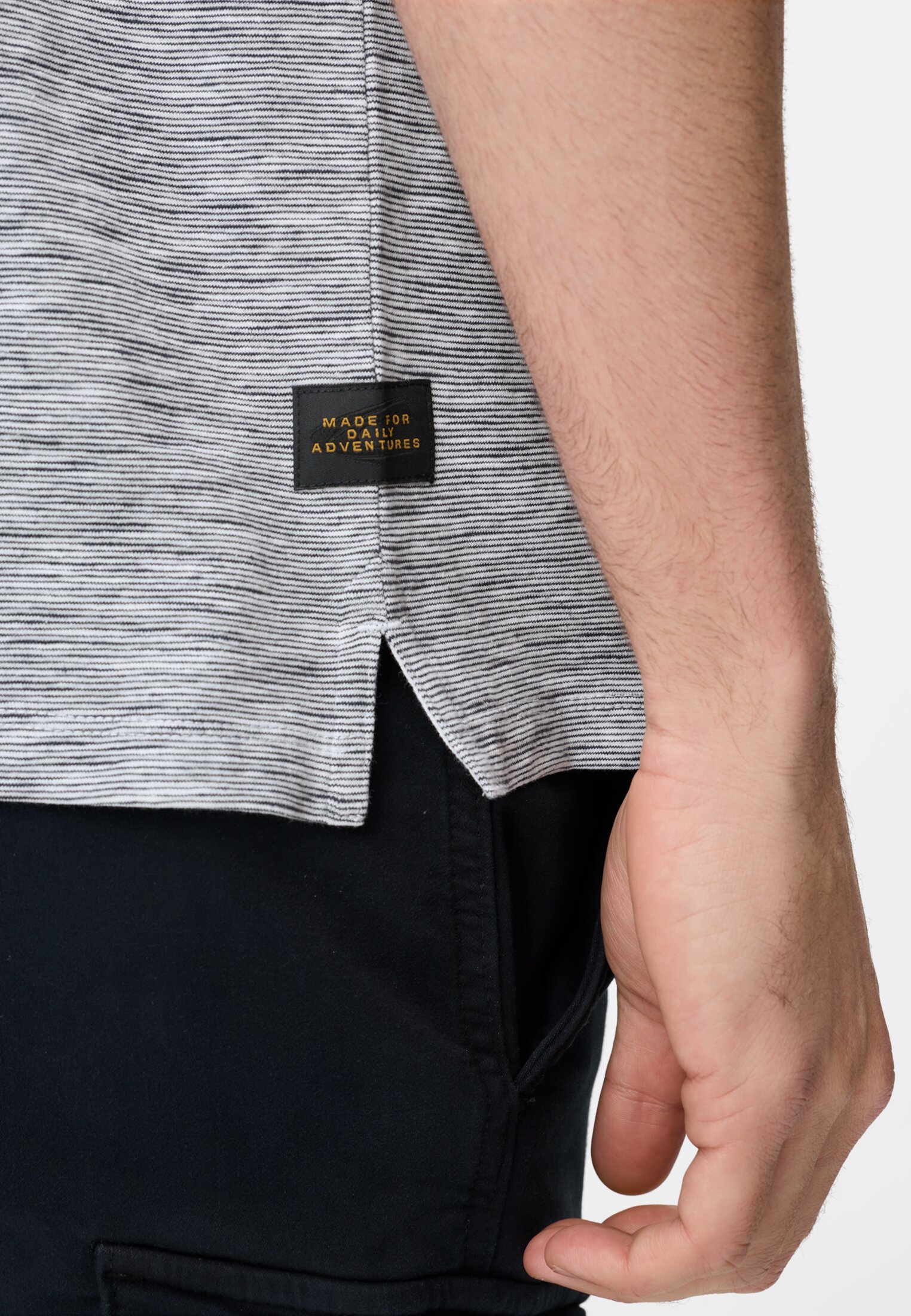 Herren T-Shirt mit Knopfleiste Weiß getragen detailliert nah