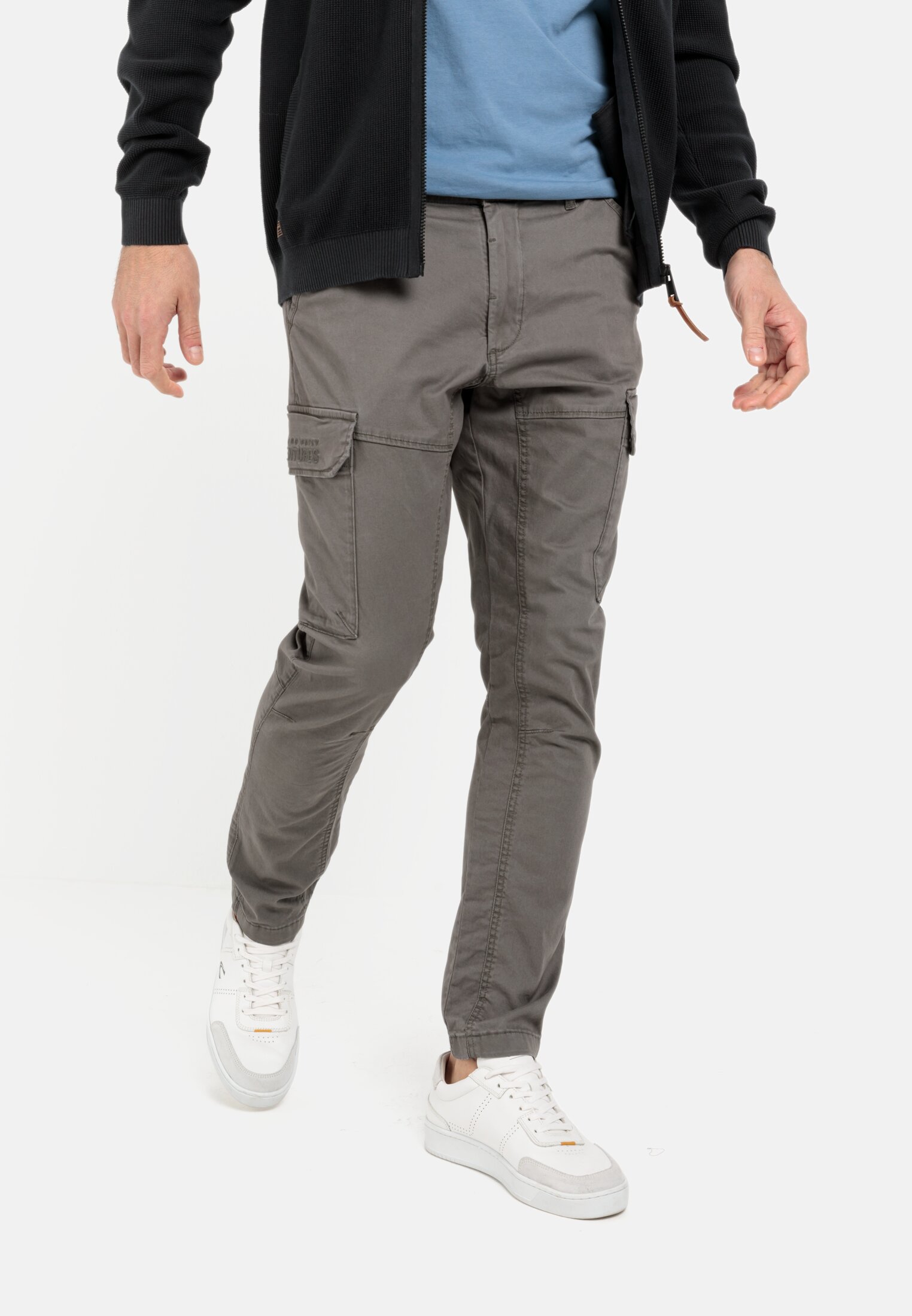 Men Tapered fit cargo pants Grey worn emotional