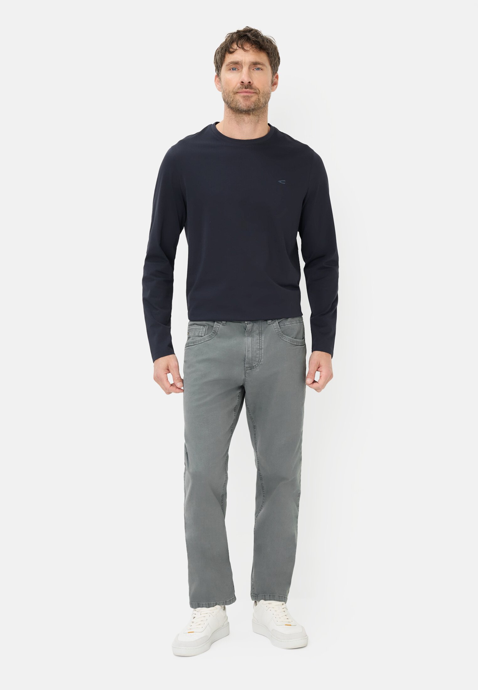 Herren Relaxed Fit 5-Pocket Hose Sturmblau getragen vorne Ganzkörper