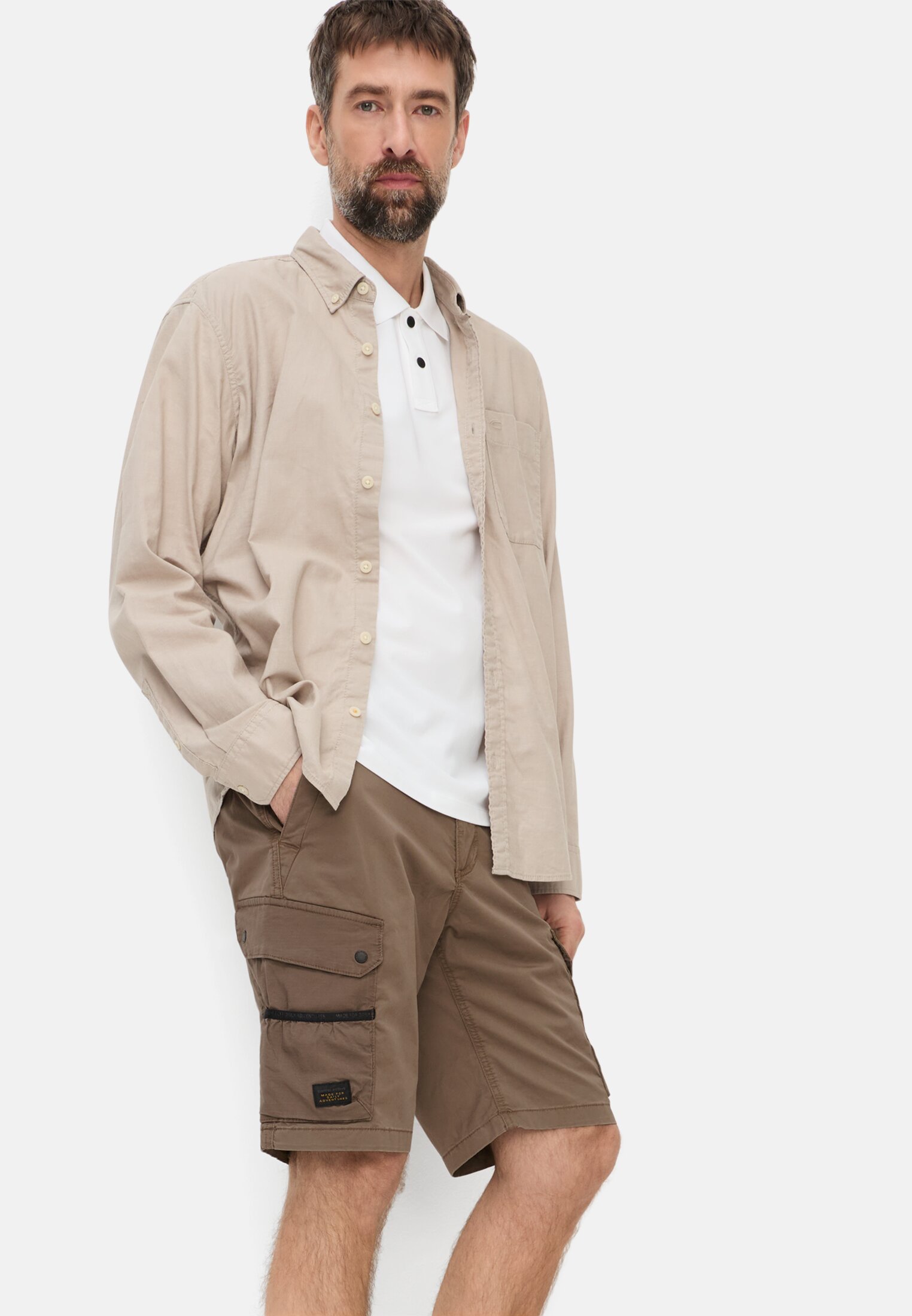 Herren Bermuda Shorts mit Cargo-Taschen Schlammbraun getragen emotional