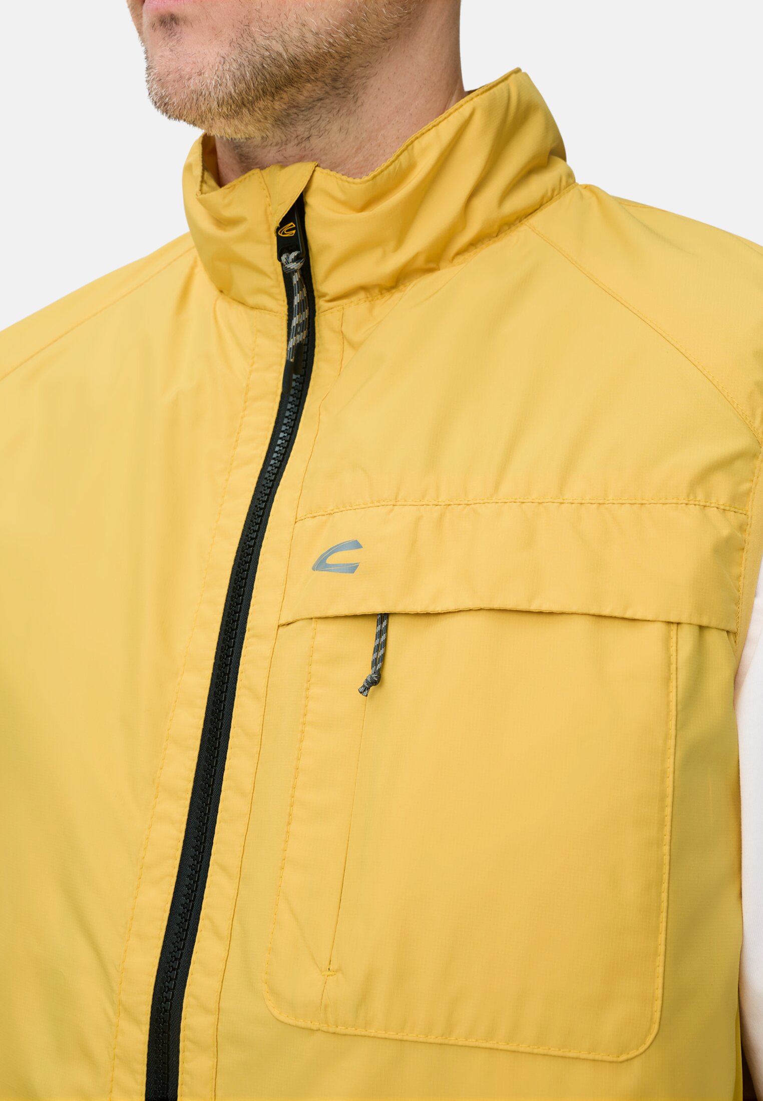 Herren Leichte Weste aus wasserabweisendem Material Sonnengelb getragen detailliert nah