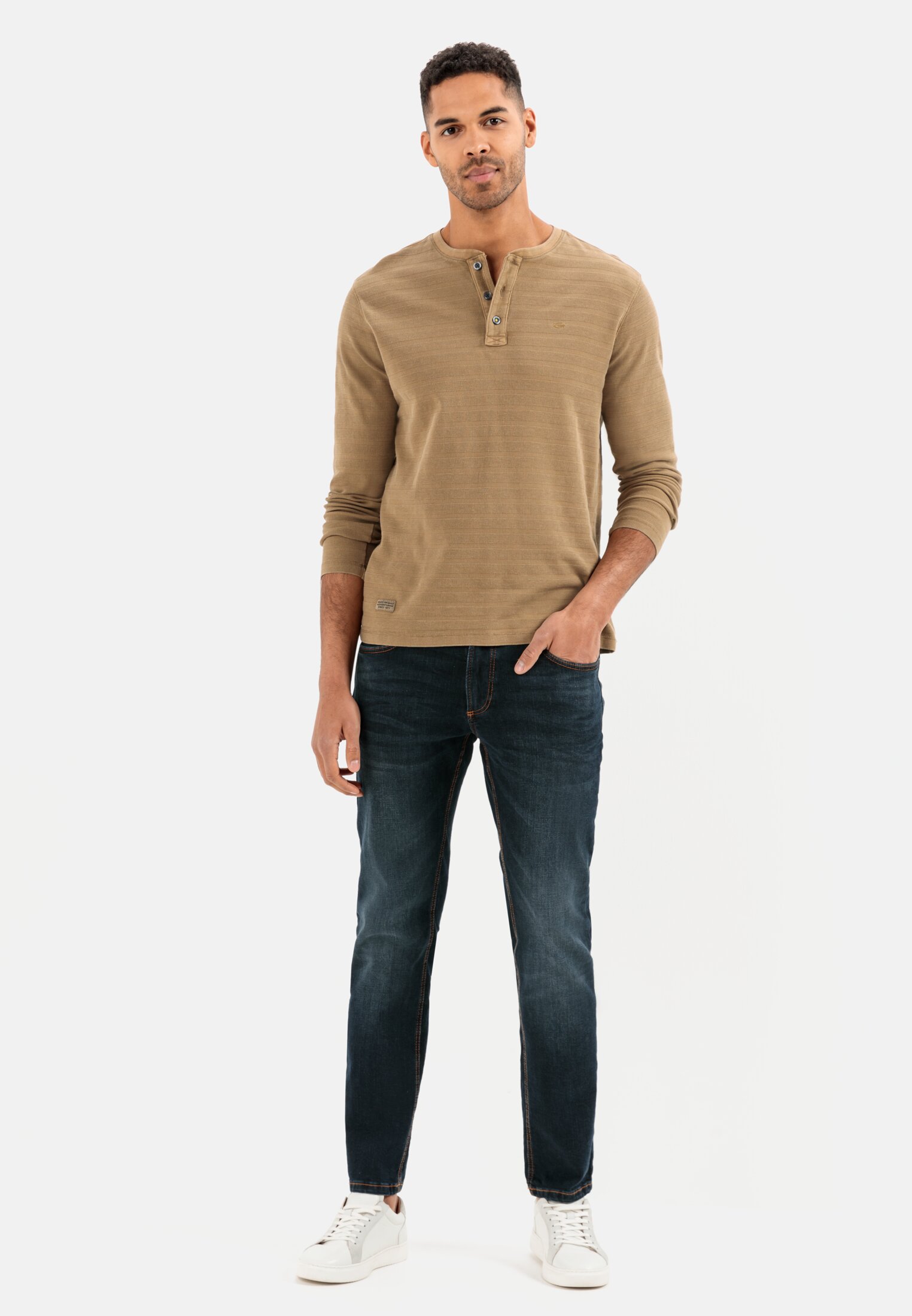 MI_409965-1T11-19_M3-00 Herren Langarm Henleyshirt aus reiner Baumwolle Hellbraun getragen vorne Ganzkörper