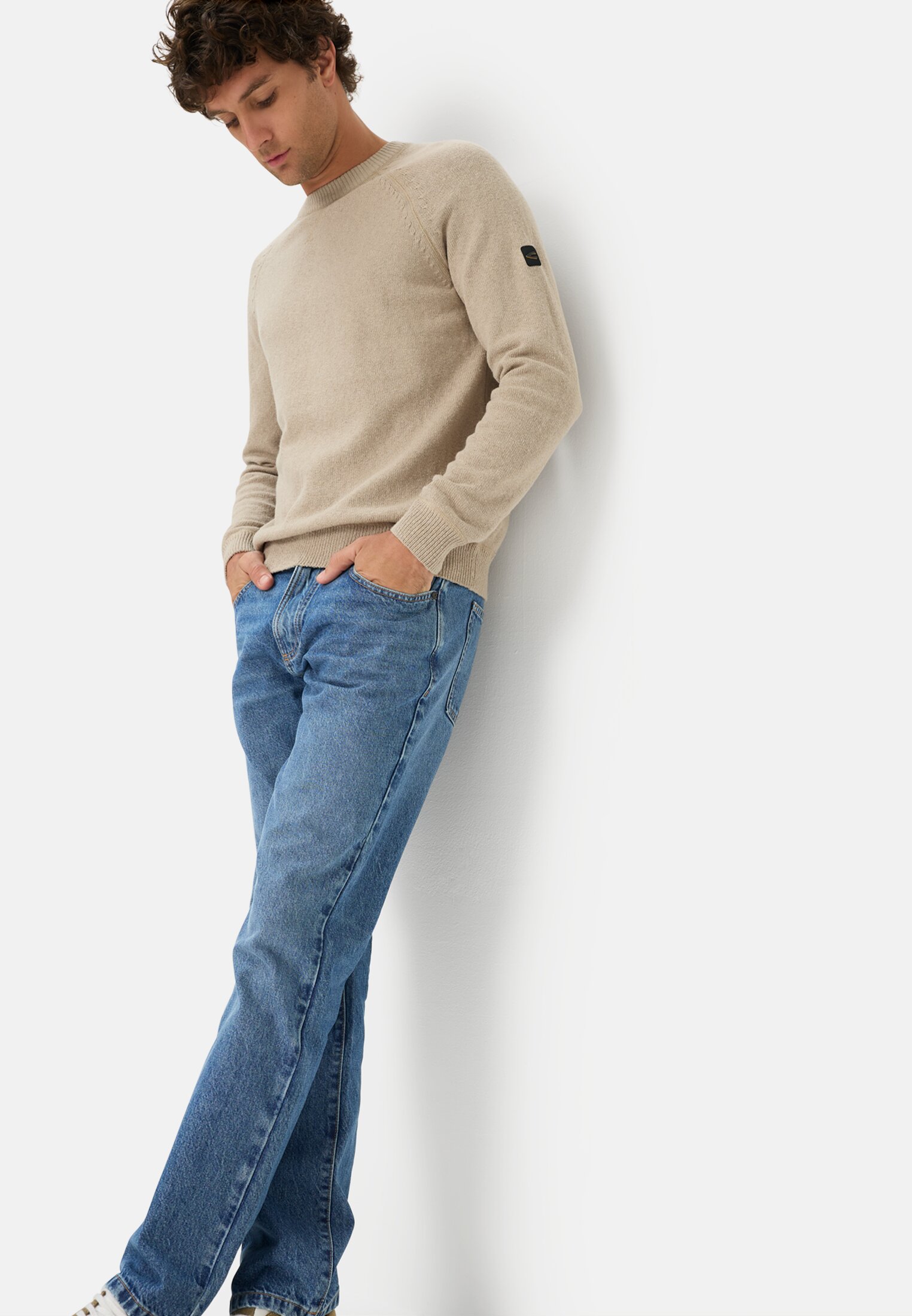 Men Relaxed Fit 5-Pocket Jeans in cotton Ocean Blue worn emotional
