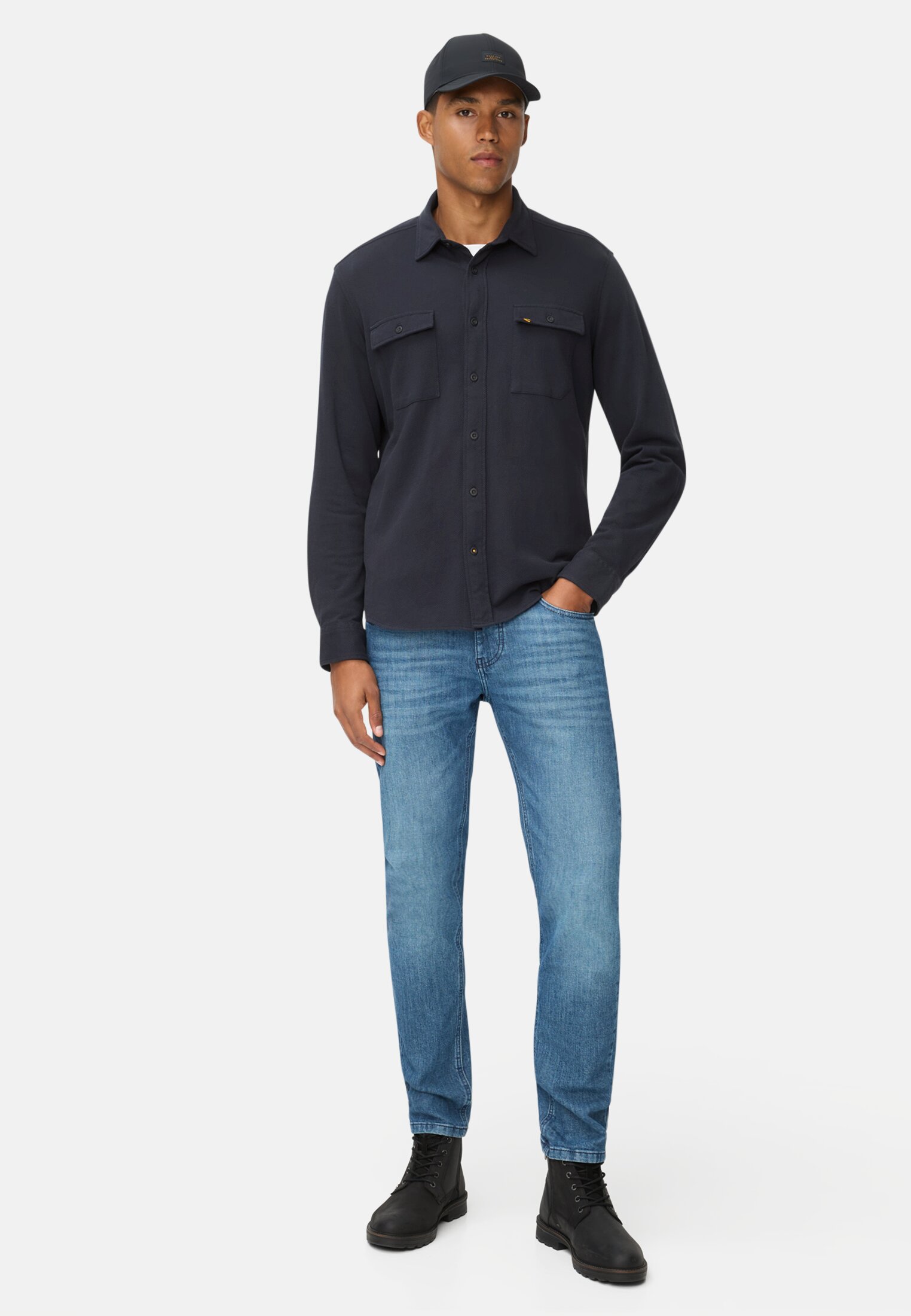 Heren Shirt met lange mouwen gemaakt van puur katoen Donkerblauw gedragen voor lichaam compleet 