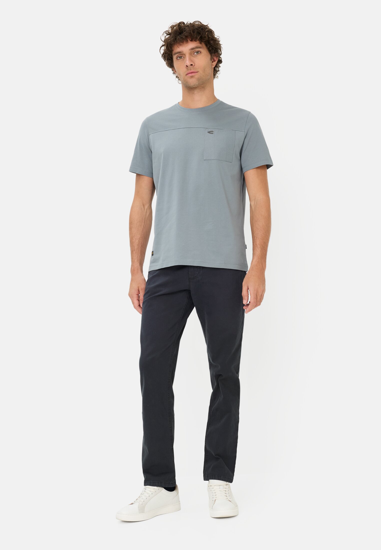 Herren Relaxed Fit 5-Pocket Hose Dunkelblau getragen vorne Ganzkörper