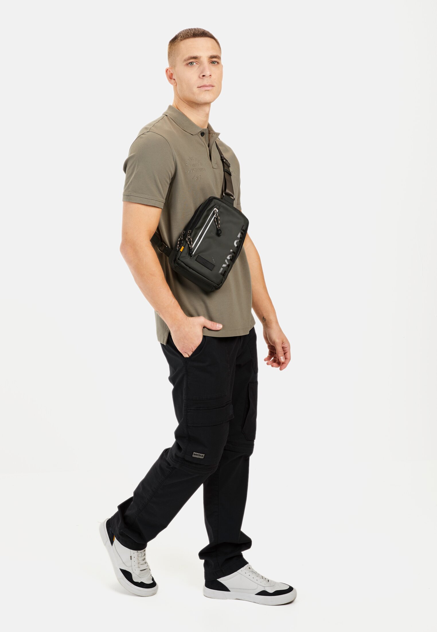MI_0992F-5P93-31_M3-01 Herren Kurzarm Poloshirt aus Baumwolle Khaki getragen vorne Ganzkörper