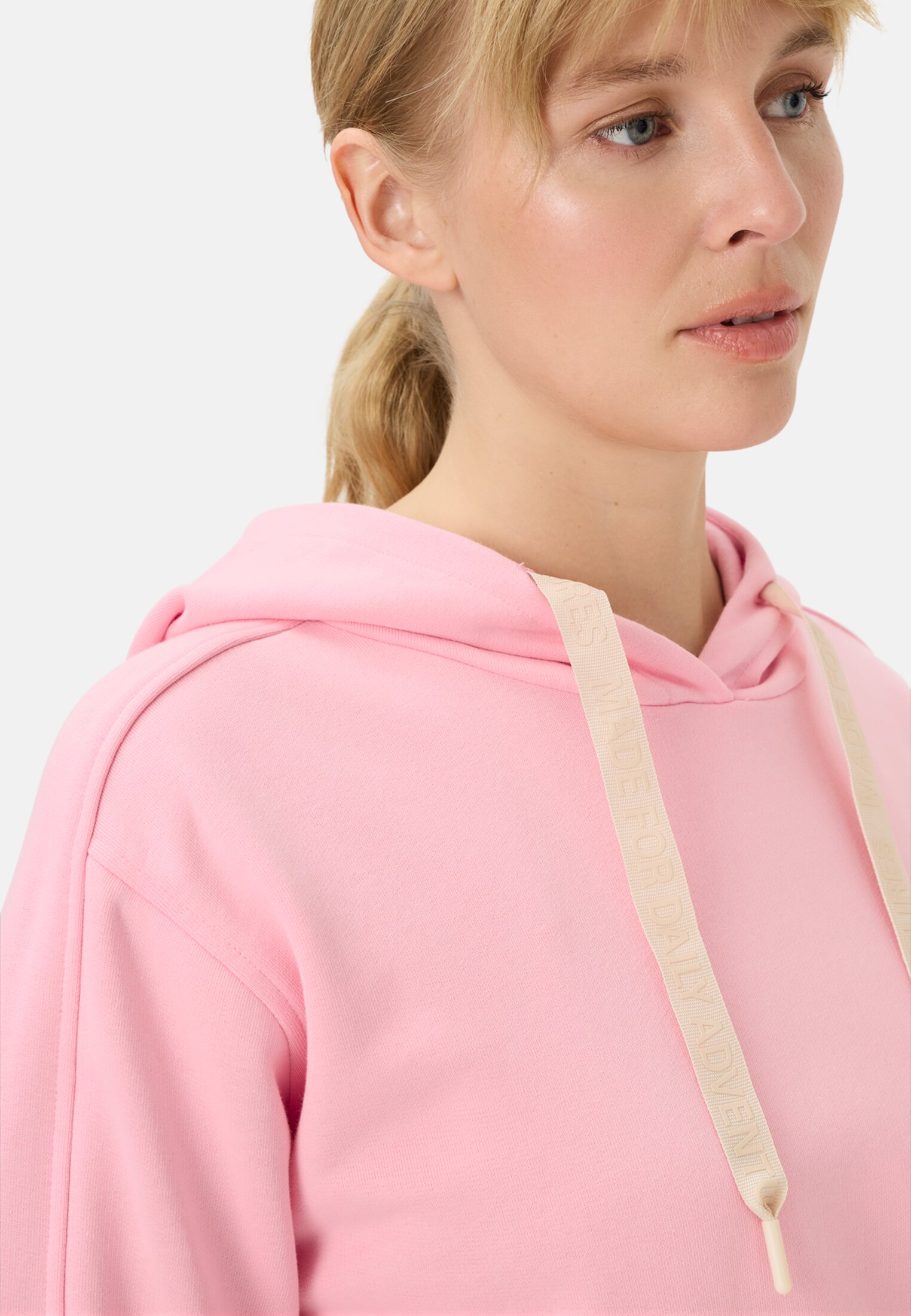 Damen Hoodie aus reiner Baumwolle Pink getragen detailliert nah