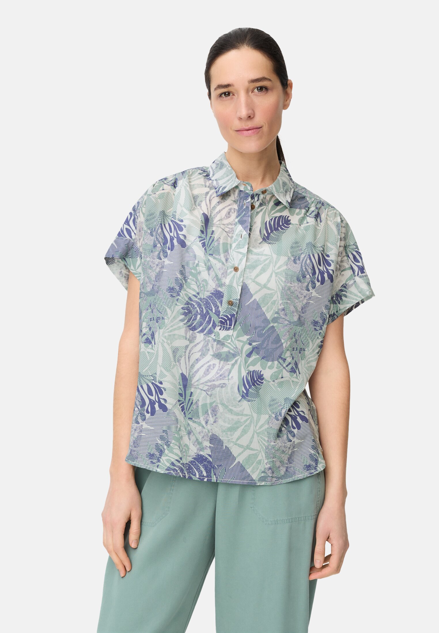 Women Short-sleeve blouse made of pure cotton worn front