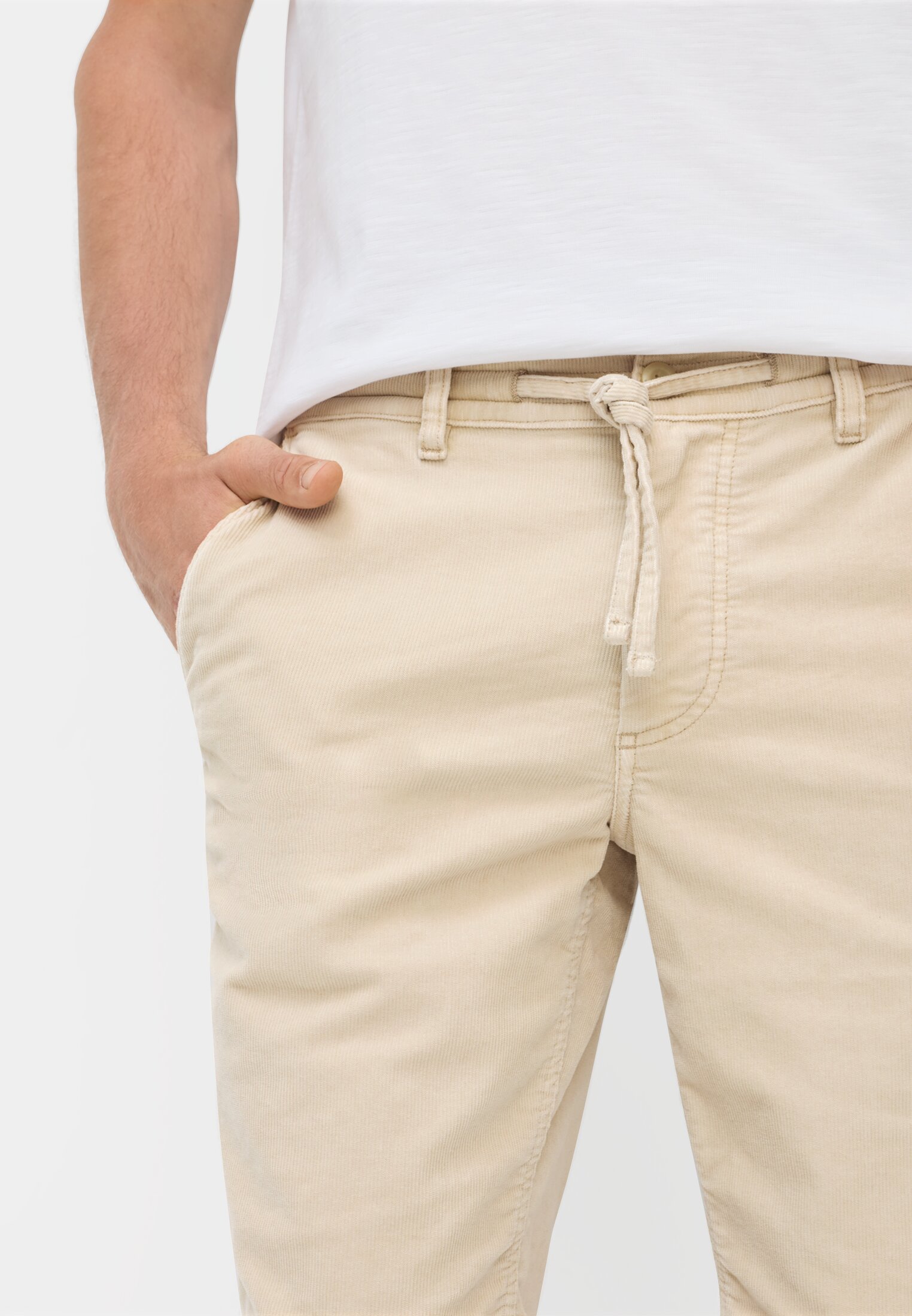 Men Relaxed fit shorts in cotton-polyester blend Oats worn detail close