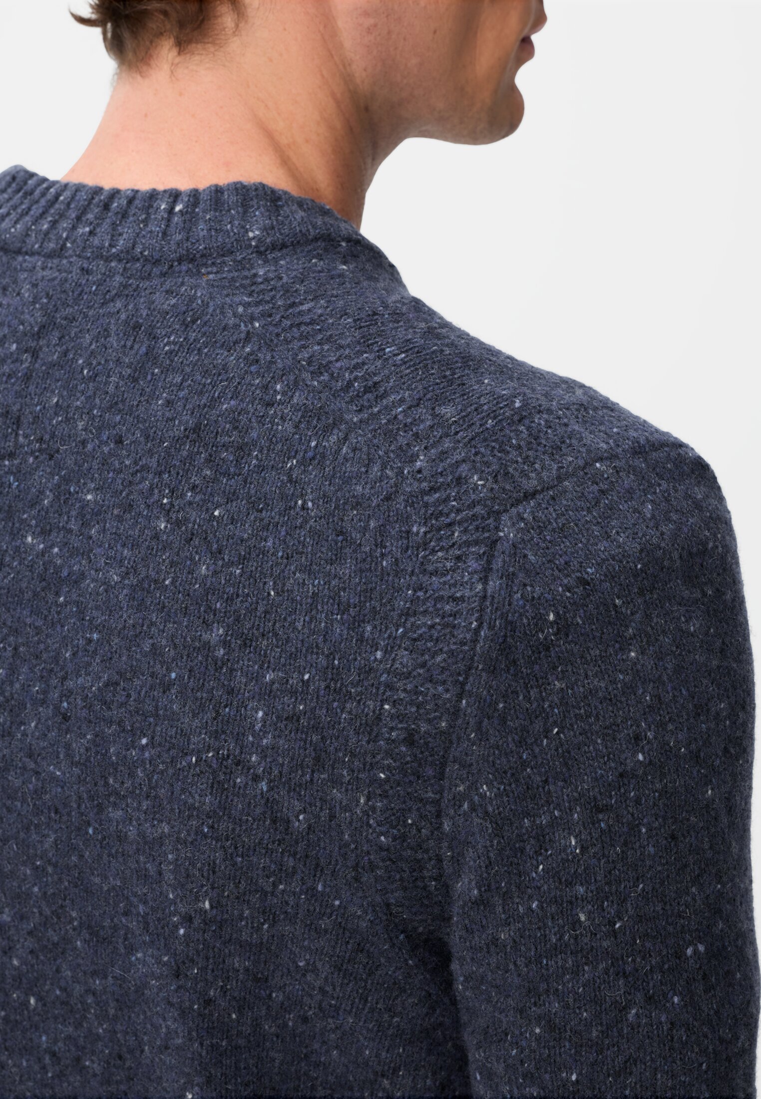 Heren Trui van merinowolmix Navy blauw gedragen detail dichtbij