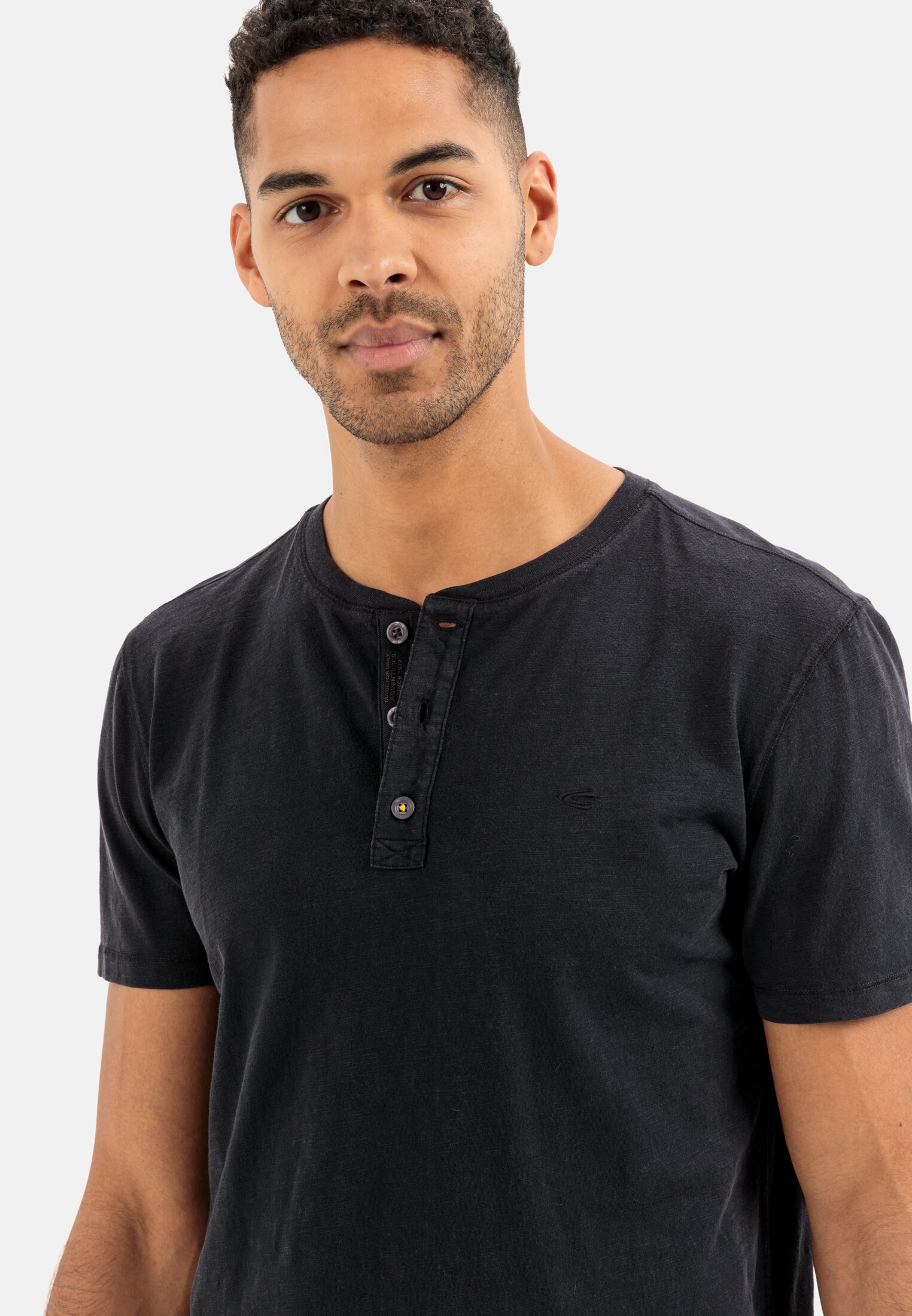 Herren Henley Shirt mit kurzem Arm aus reiner Baumwolle Schwarz getragen detailliert nah