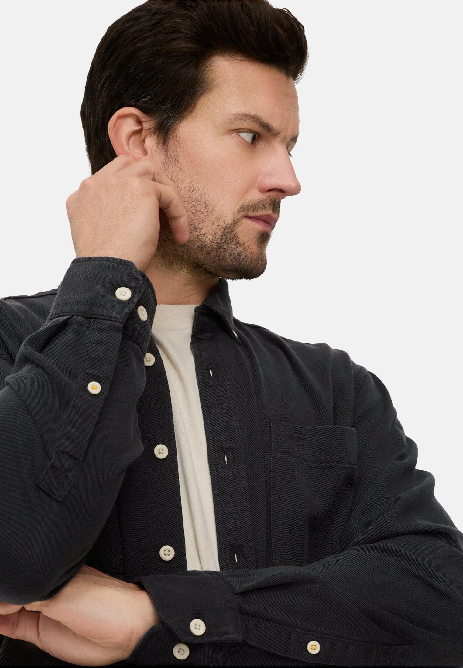 Heren Shirt met lange mouwen en borstzak Zwart gedragen detail dichtbij  