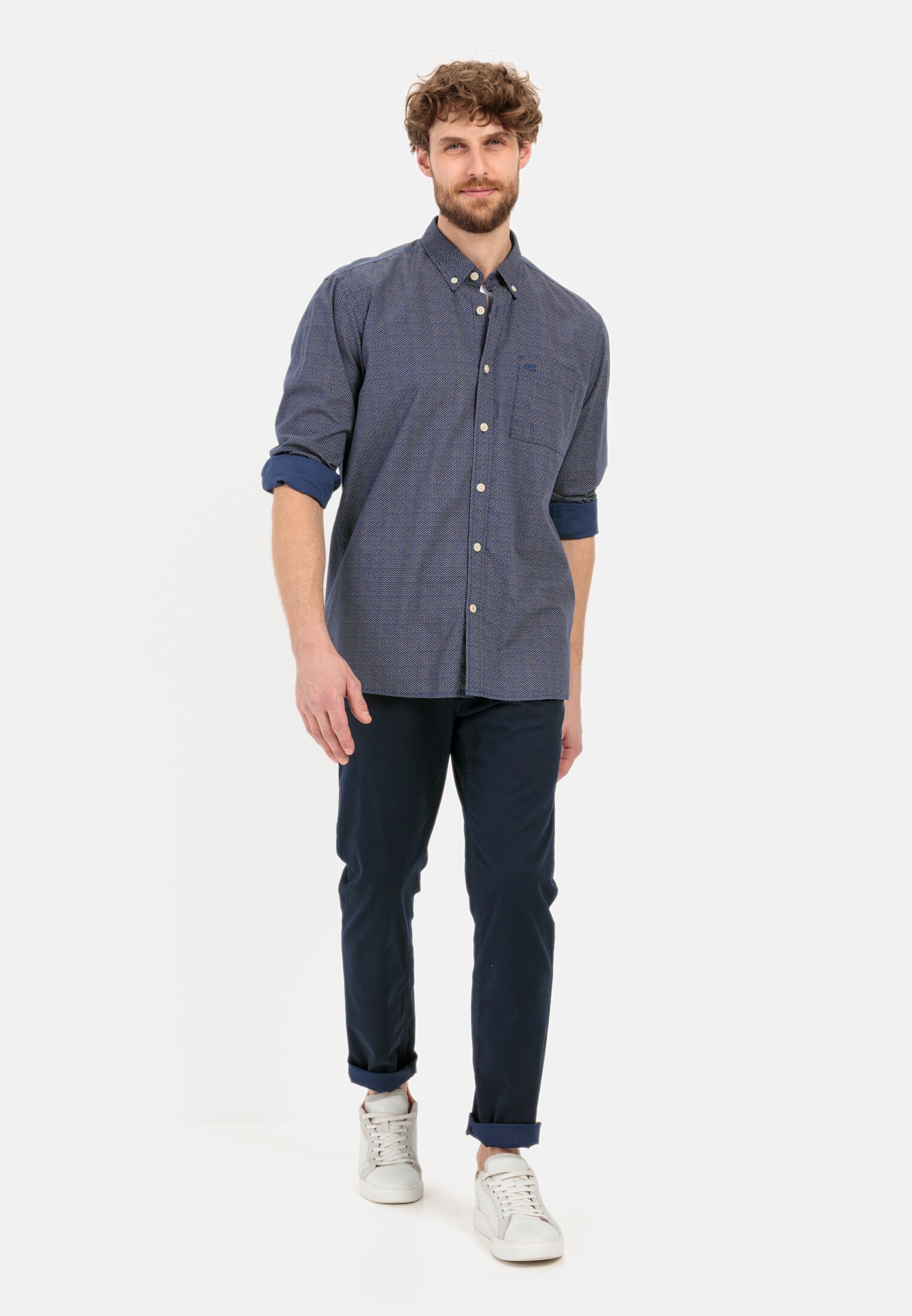 Herren Slim Fit Chino Dunkelblau getragen vorne Ganzkörper