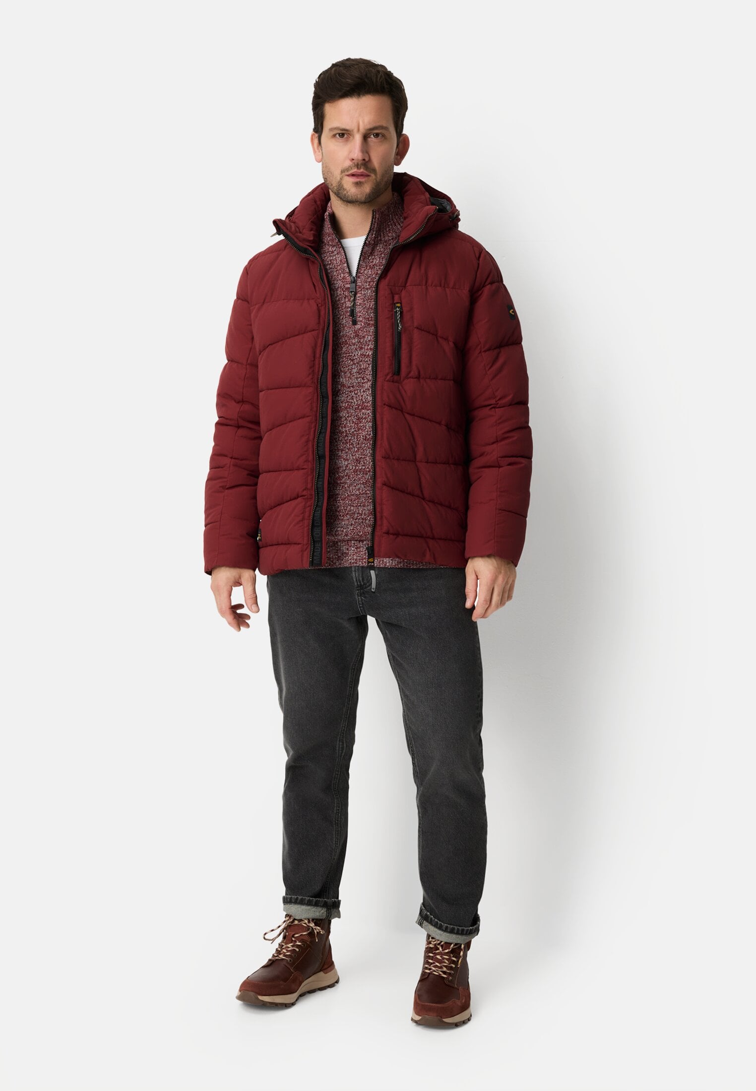 Herren Winterjacke mit abnehmbarer Kapuze Bernsteinrot getragen vorne Ganzkörper