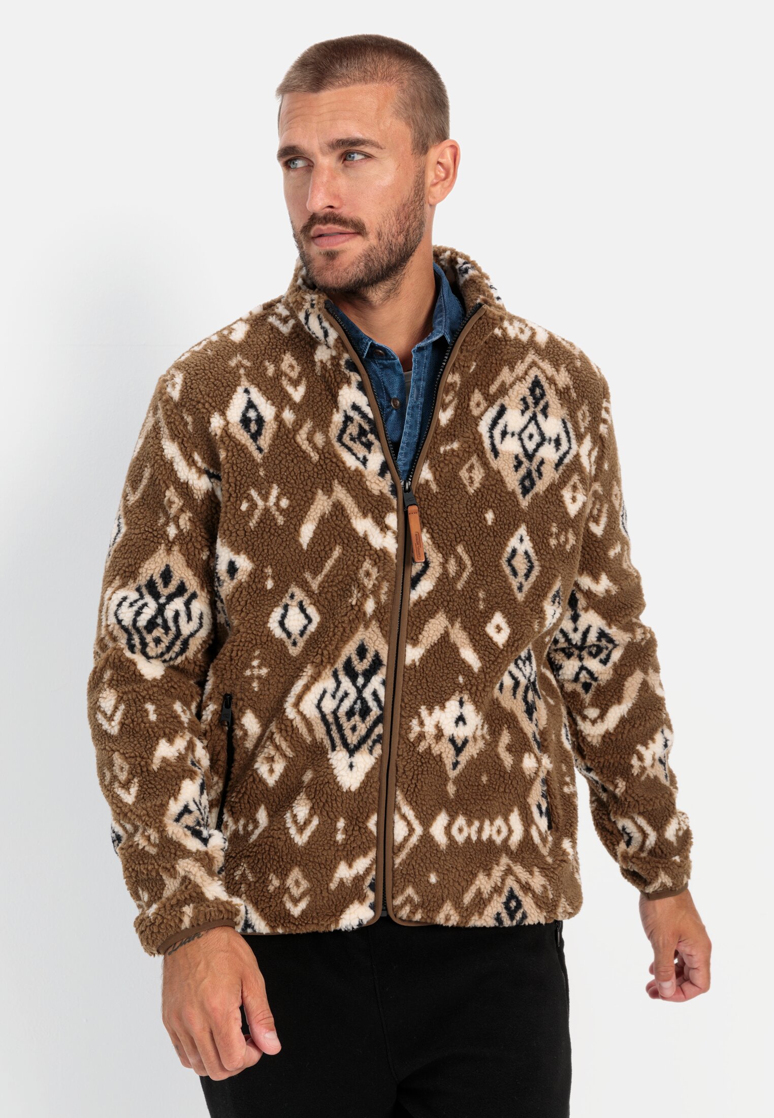 Men Fleece jacket with stand-up collar Brown worn front