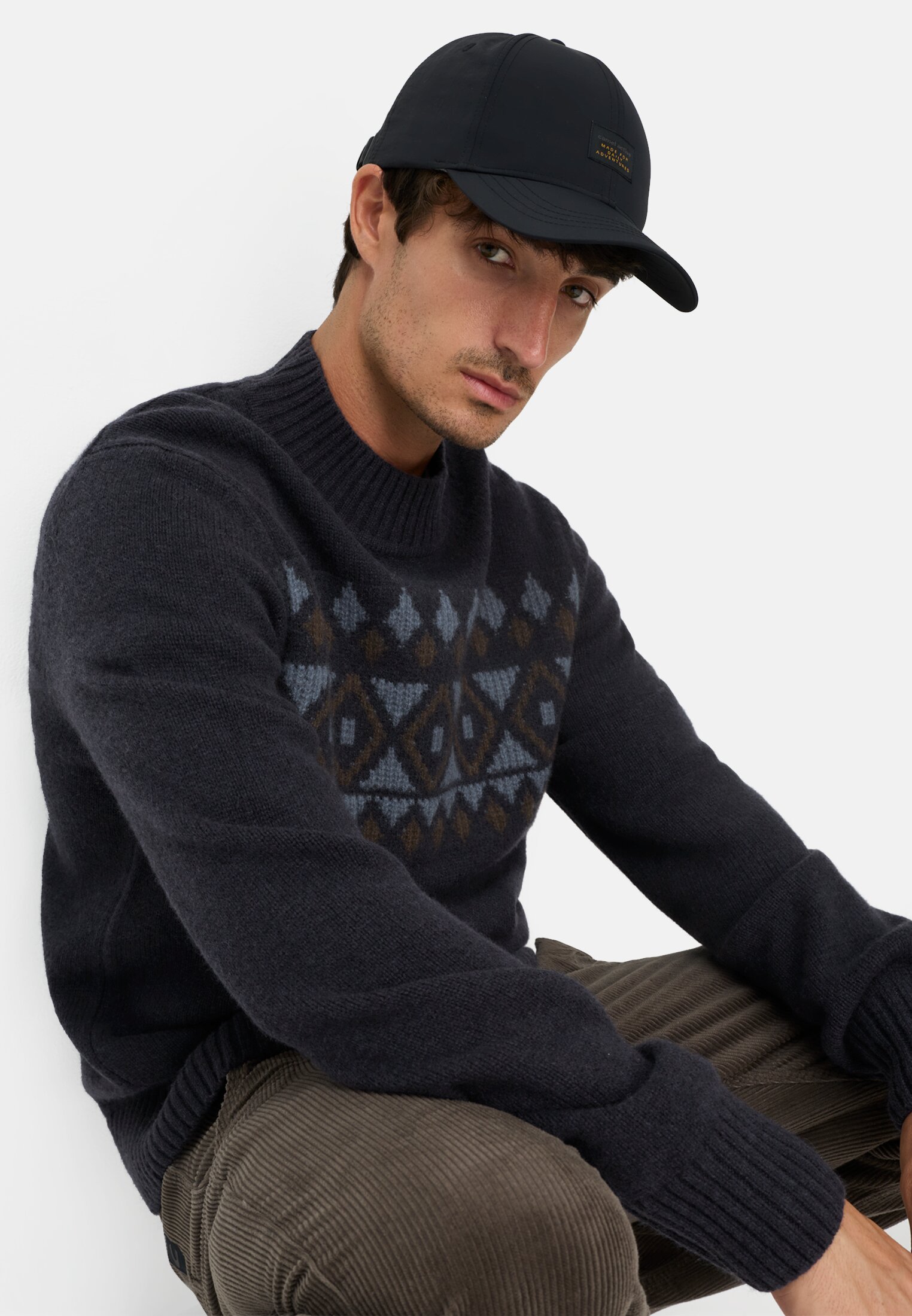 Herren Pullover aus reiner Wolle Navyblau getragen emotional