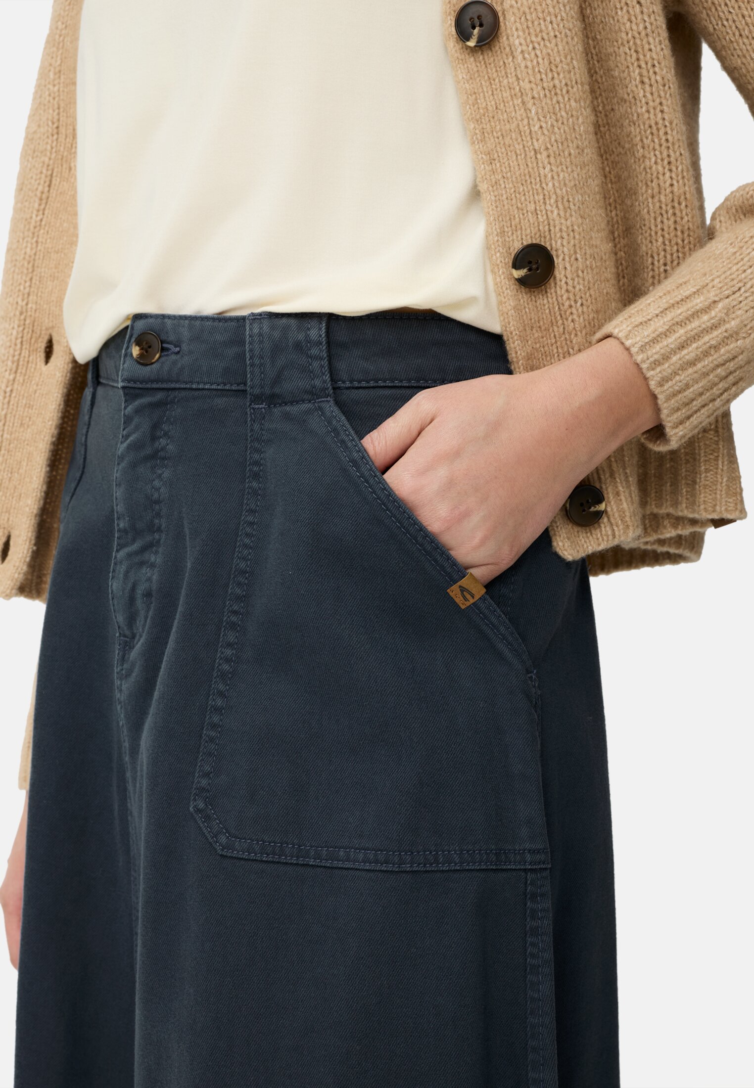 Damen Rock mit aufgesetzten Taschen Nachtblau getragen detailliert nah