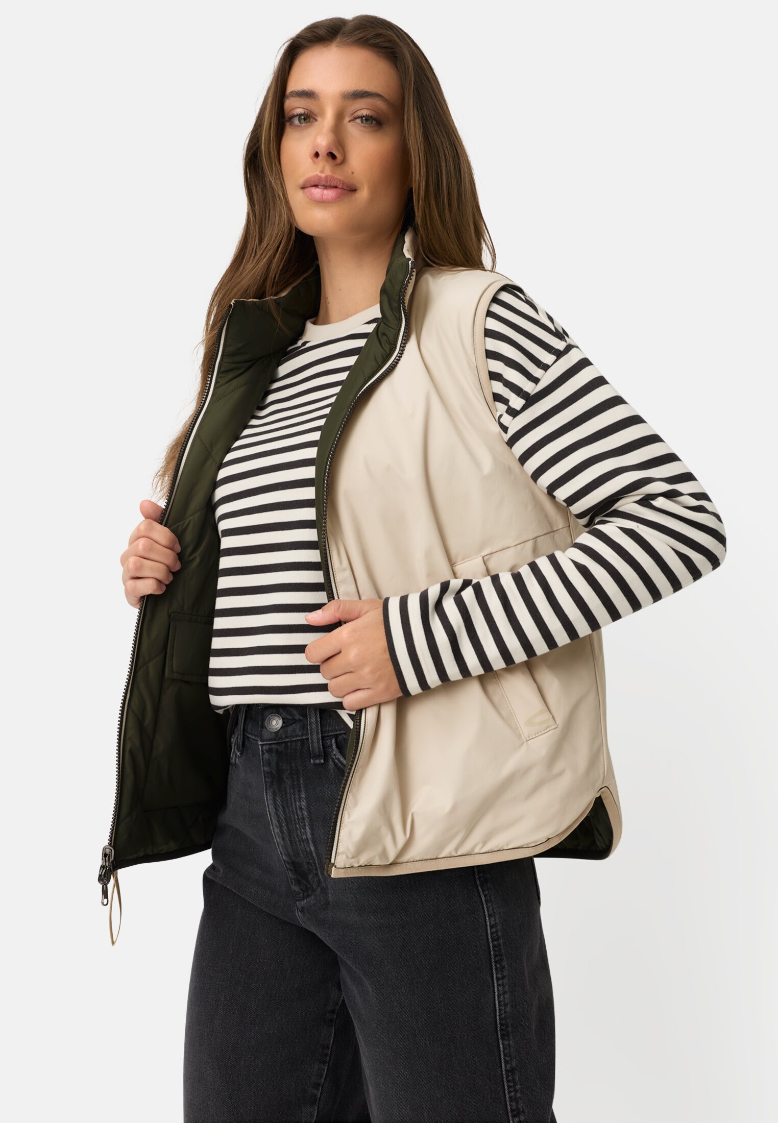 Women Reversible vest with 2-way zipper Forest Green worn emotional