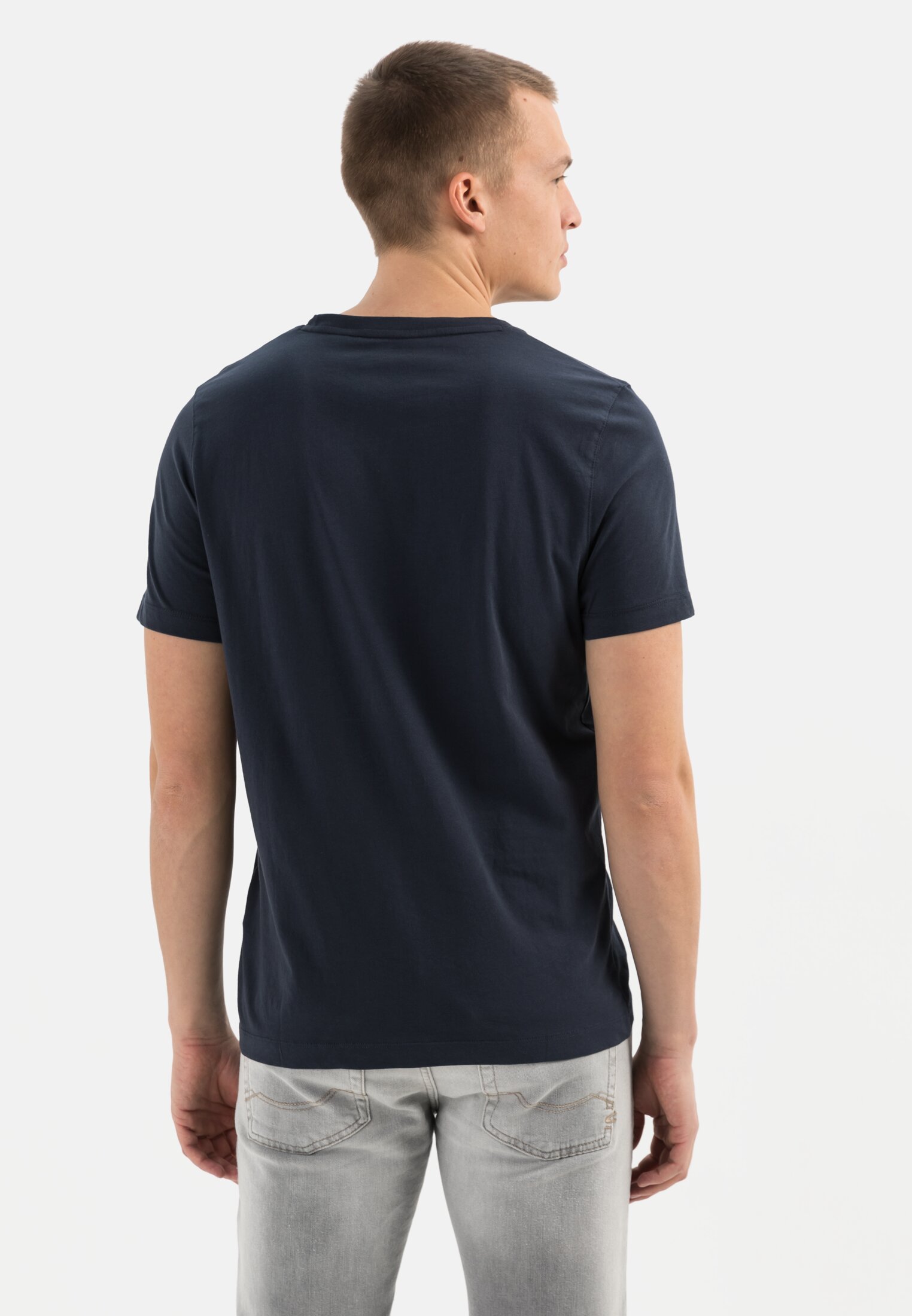 Herren Basic T-Shirt mit Rundhals aus Organic Cotton Dunkelblau getragen hinten