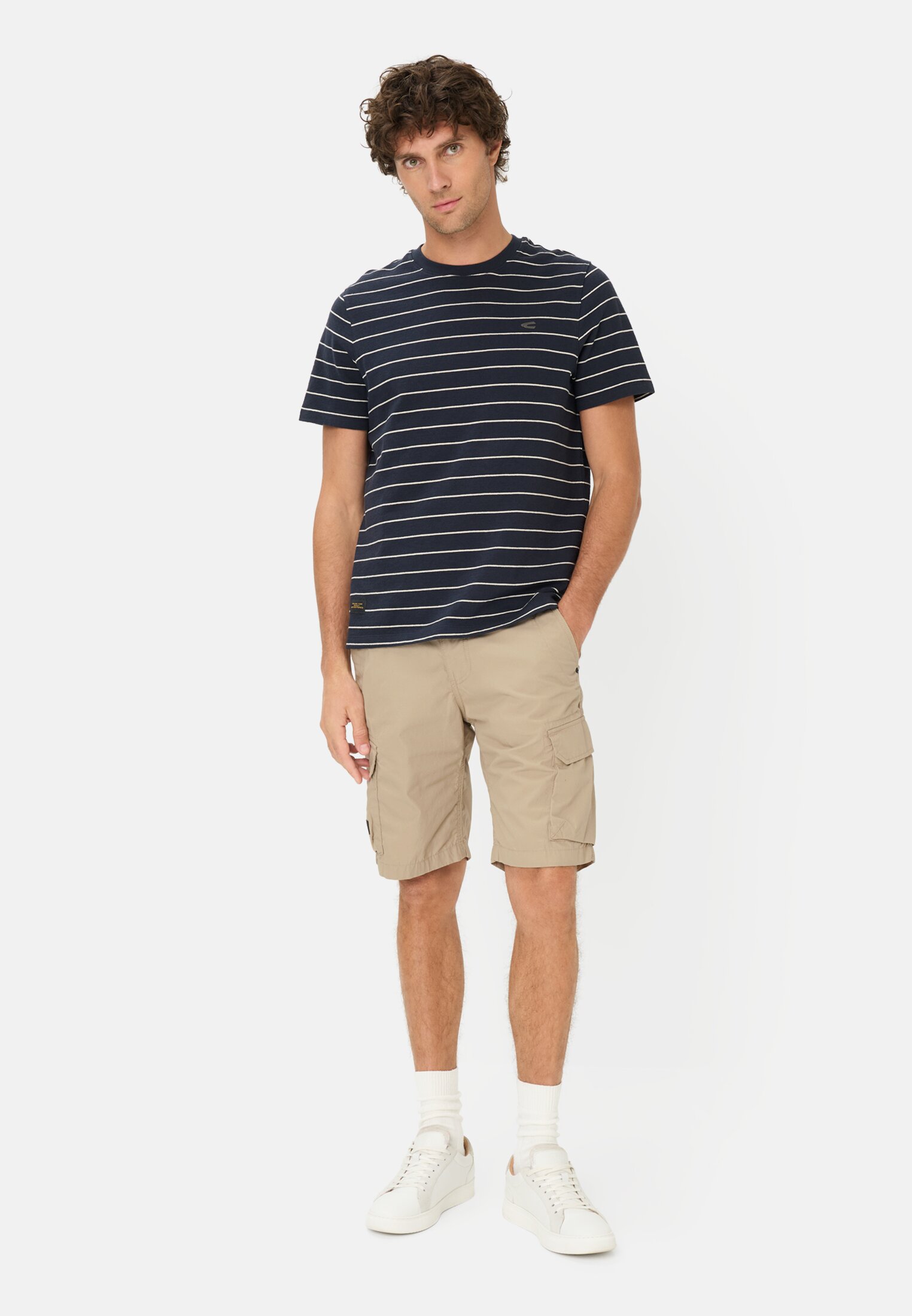 Herren Cargoshorts aus reiner Baumwolle Beige getragen vorne Ganzkörper