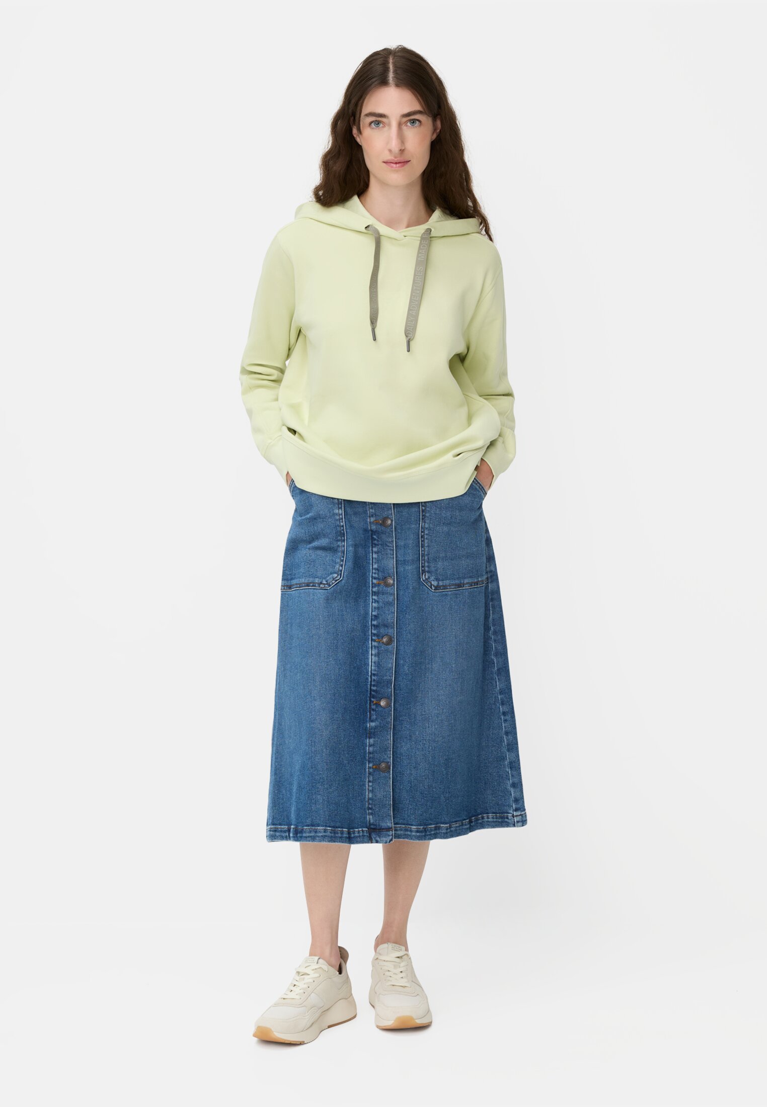 Damen Hoodie aus reiner Baumwolle Limettengrün getragen vorne Ganzkörper