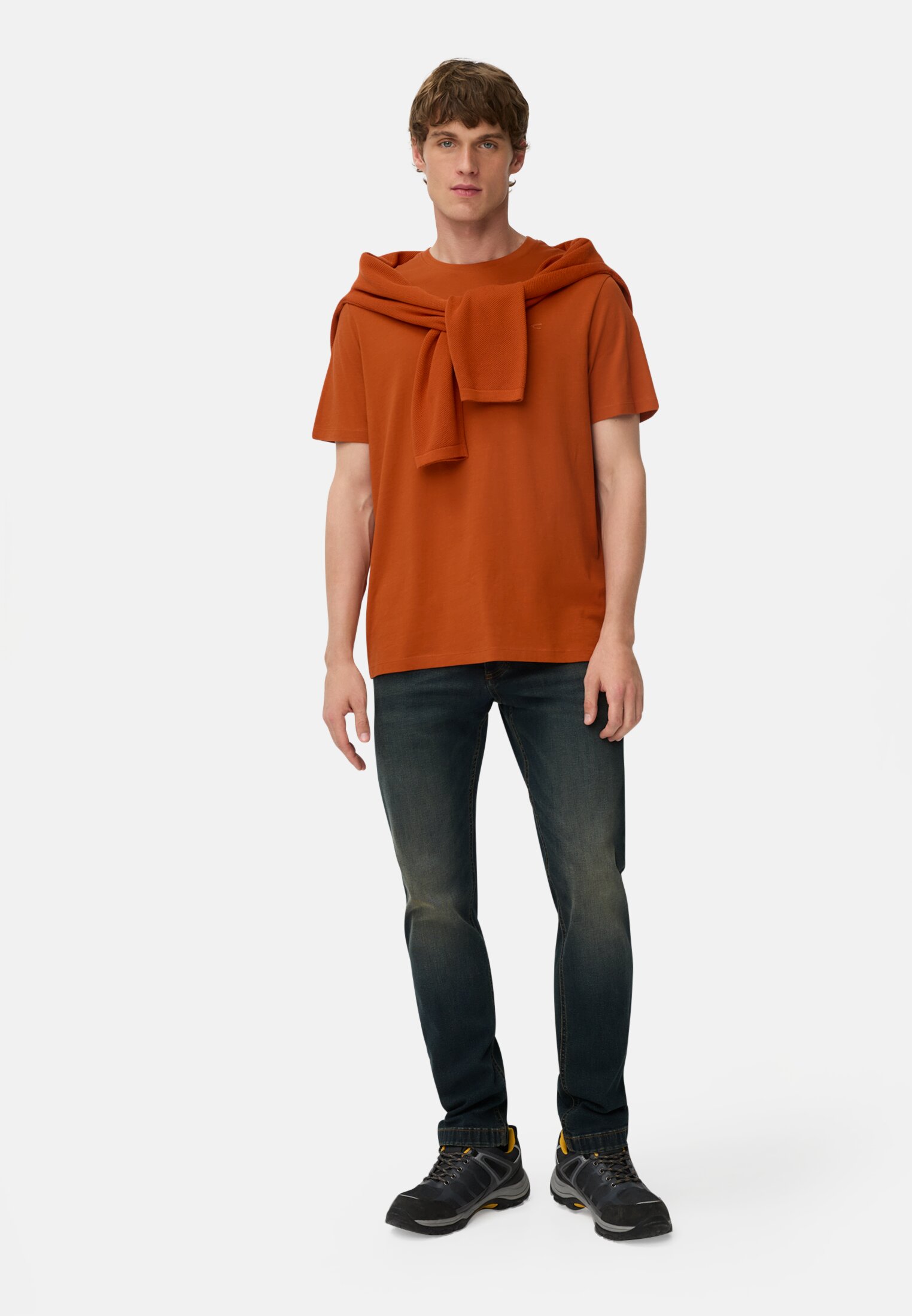 Herren T-Shirt aus reiner Baumwolle Rot getragen vorne Ganzkörper