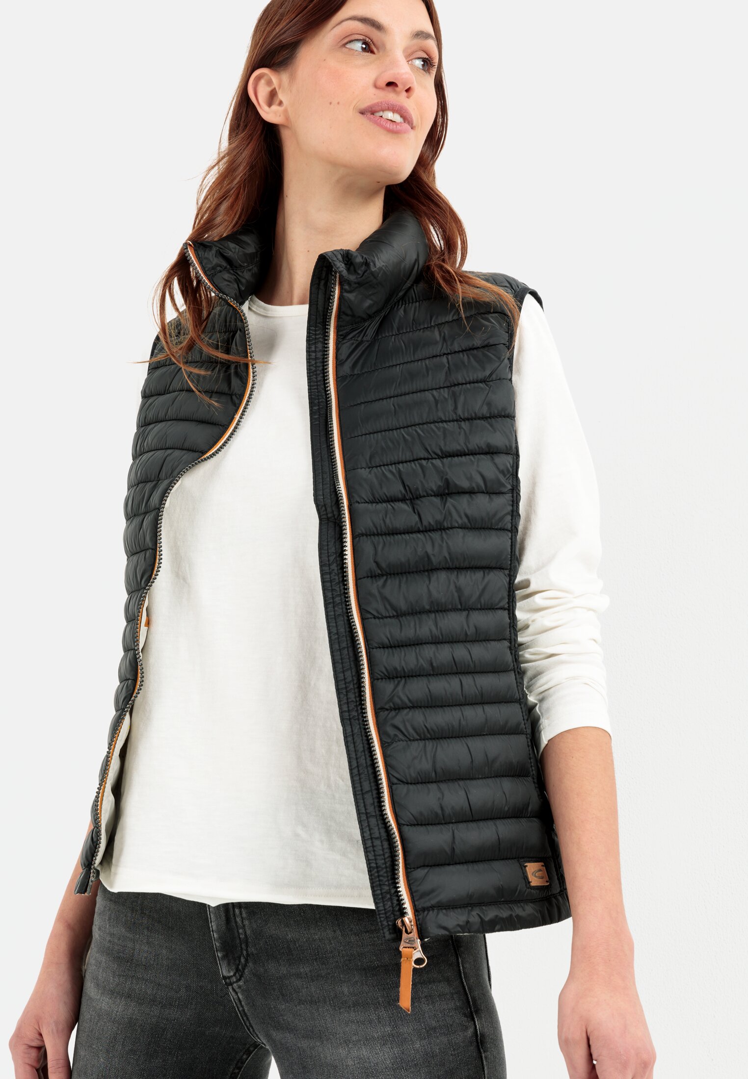 Damen Steppweste aus 100% recyceltem Material Schwarz getragen emotional