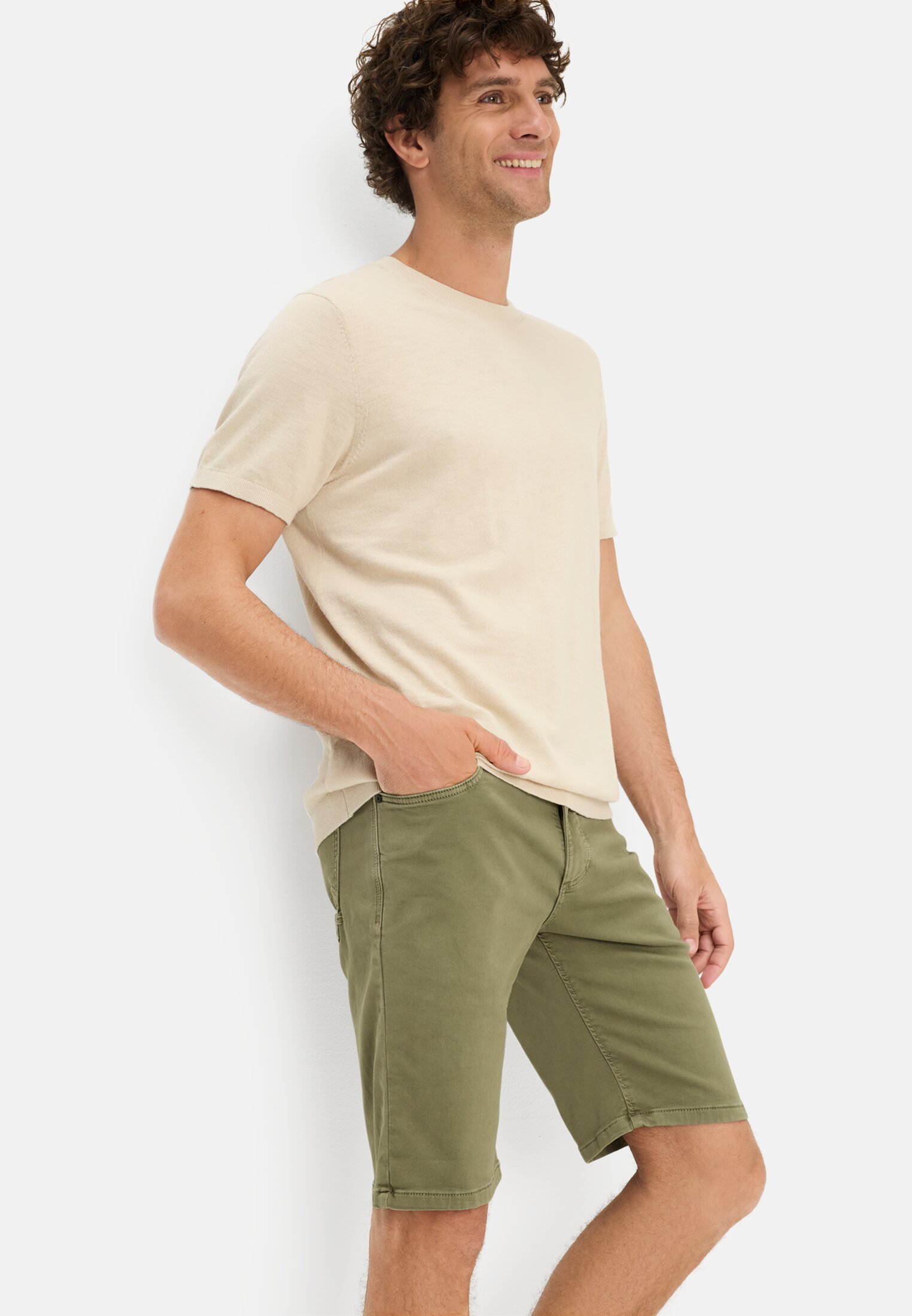 Herren fleXXXactive® Bermuda Shorts mit Reißverschluss Olivgrün getragen emotional