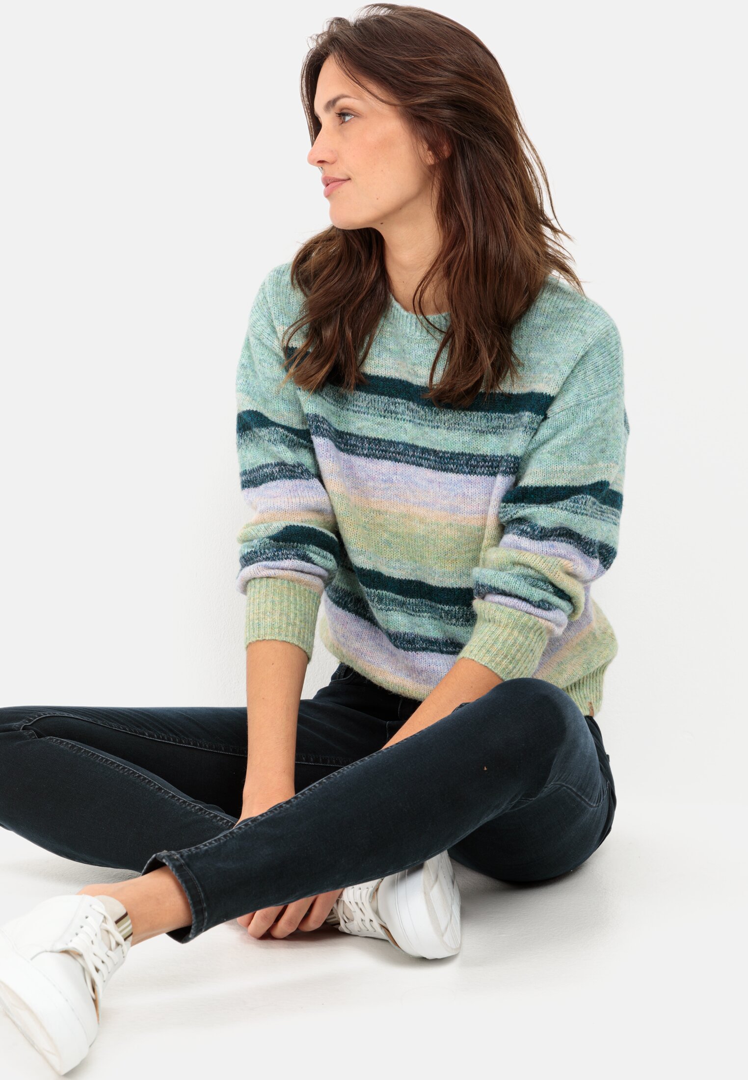 Damen Strickpullover aus recyceltem Materialmix Grün getragen emotional