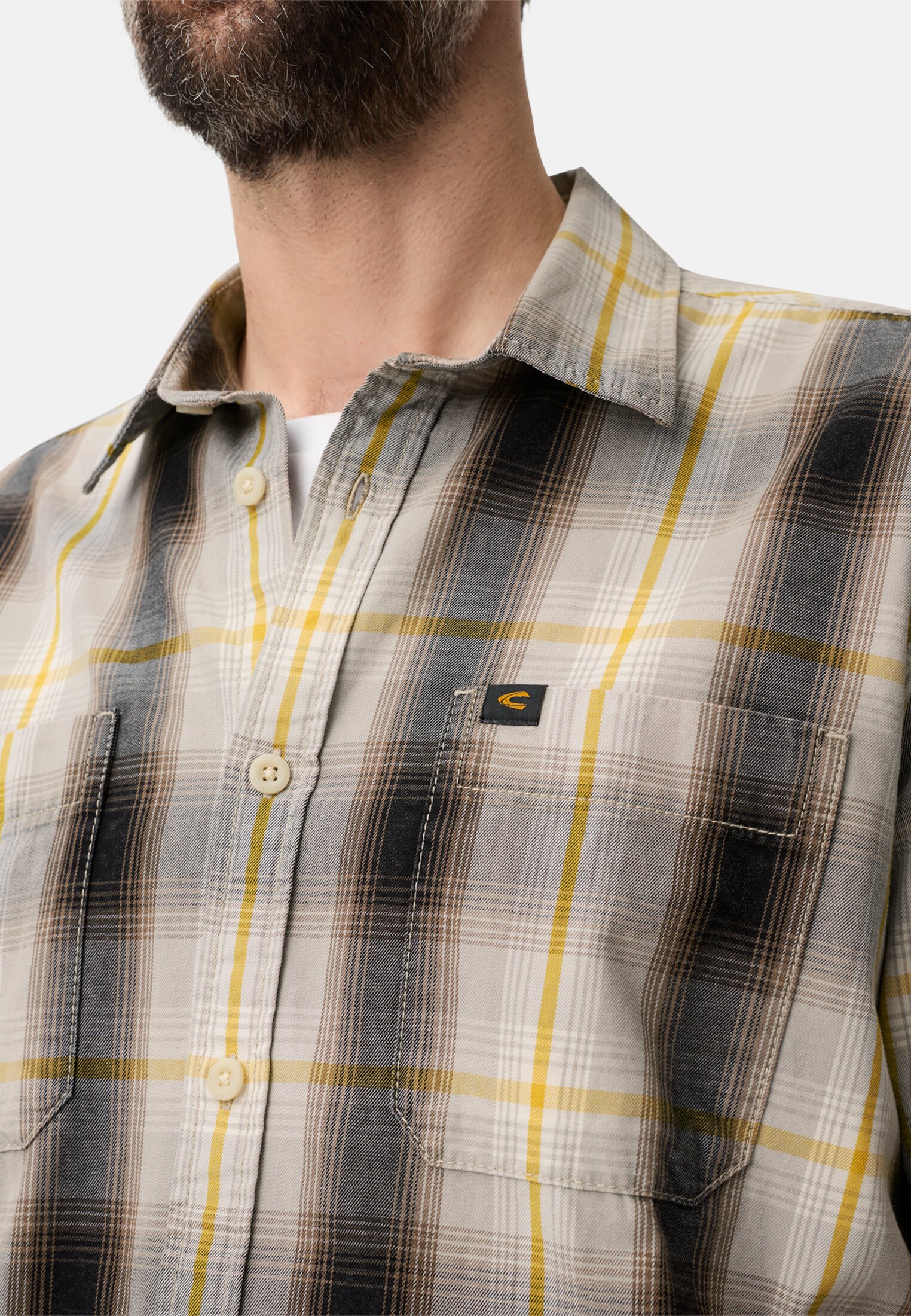 Herren Kurzarmhemd mit Brusttaschen Sonnengelb getragen detailliert nah