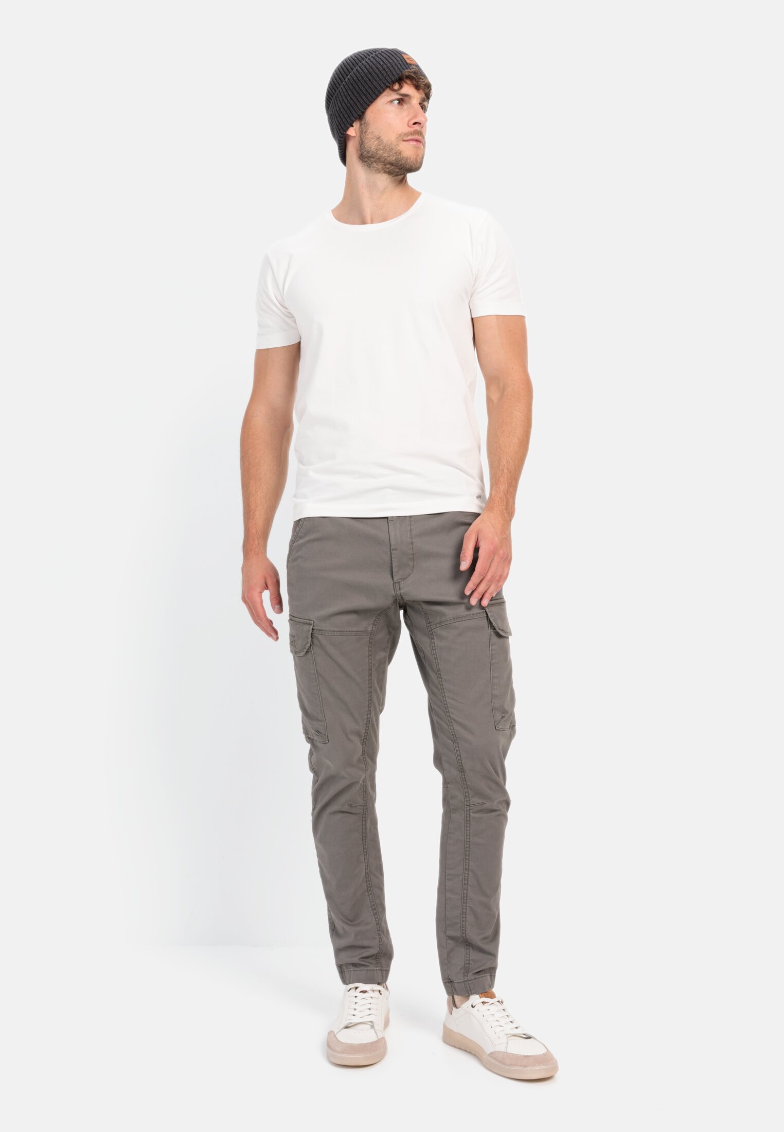 MI_476355-9F40-09_M3-01 Heren Tapered fit cargobroek Grijs gedragen voor lichaam compleet