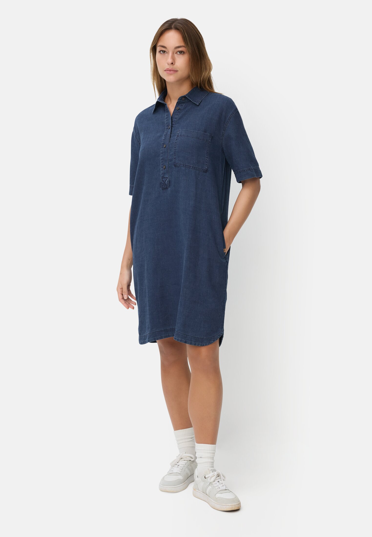 Damen Baumwollkleid mit Brusttasche Indigoblau getragen vorne Ganzkörper