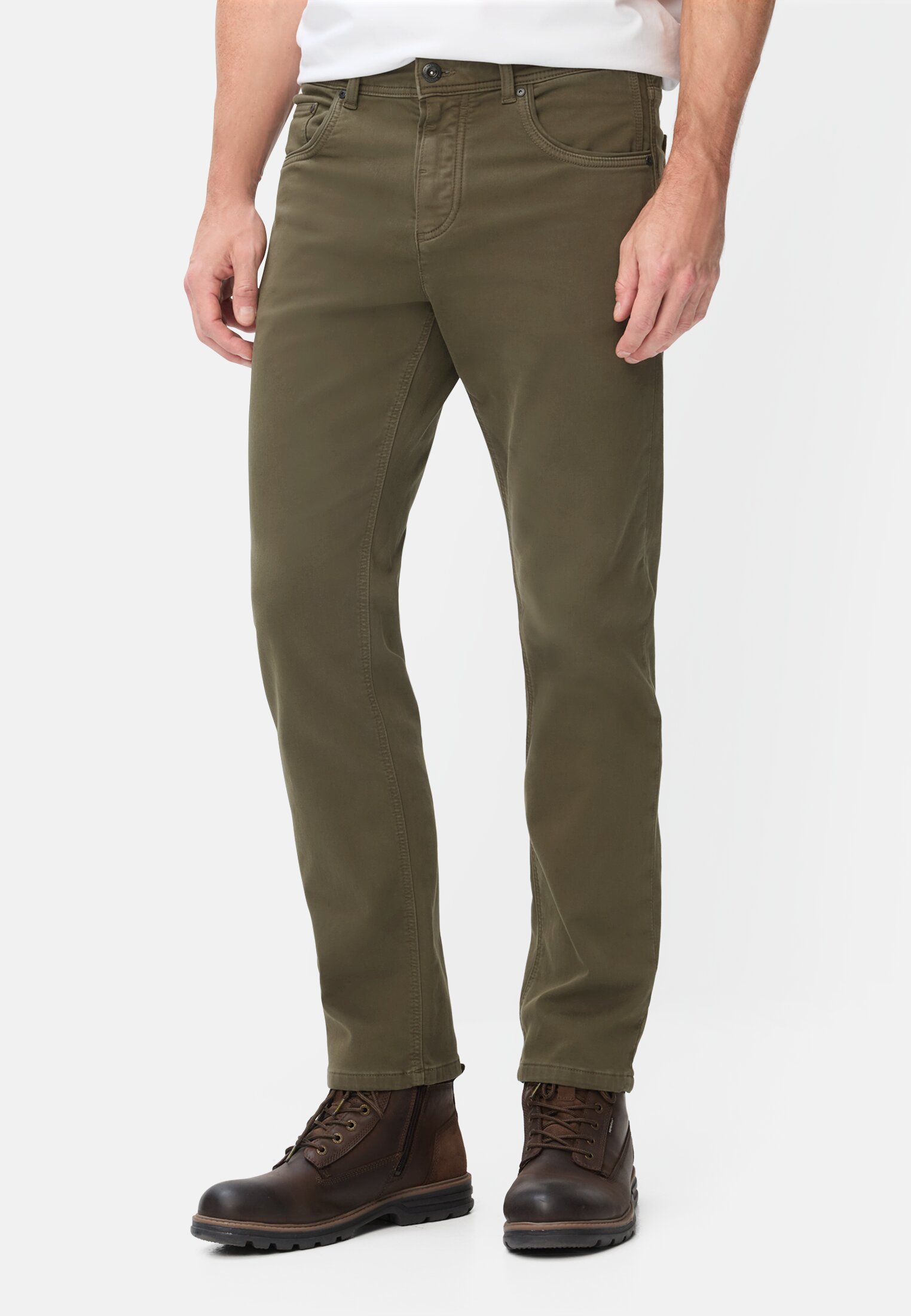 Heren Regular Fit fleXXXactive©broek Olijfgroen gedragen voor
