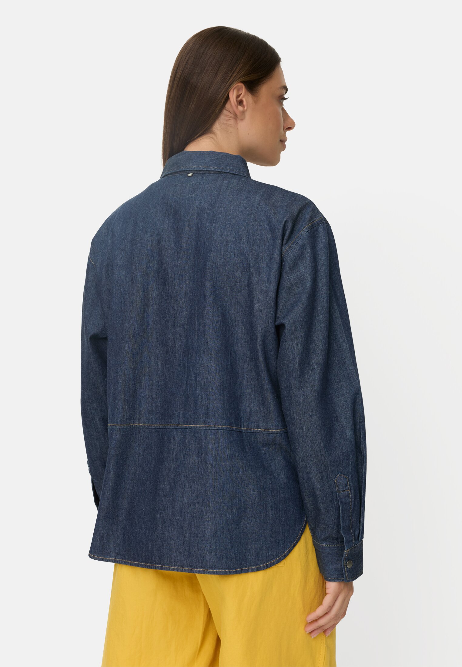Damen Jeansbluse mit Brusttaschen Indigoblau getragen hinten
