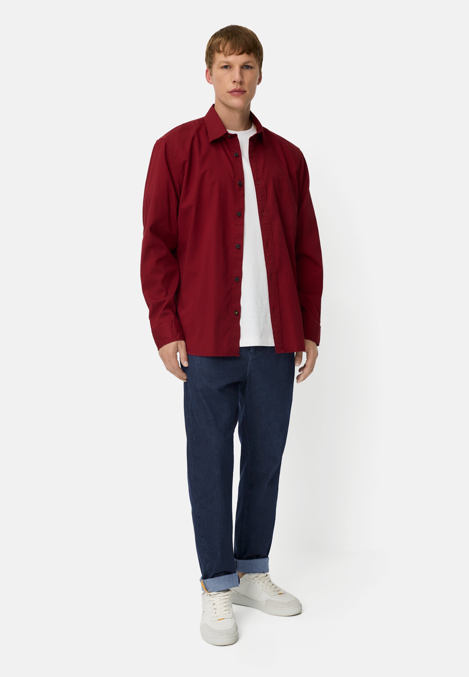 Heren Casual chino met relaxed fit in denimlook gedragen voor lichaam compleet