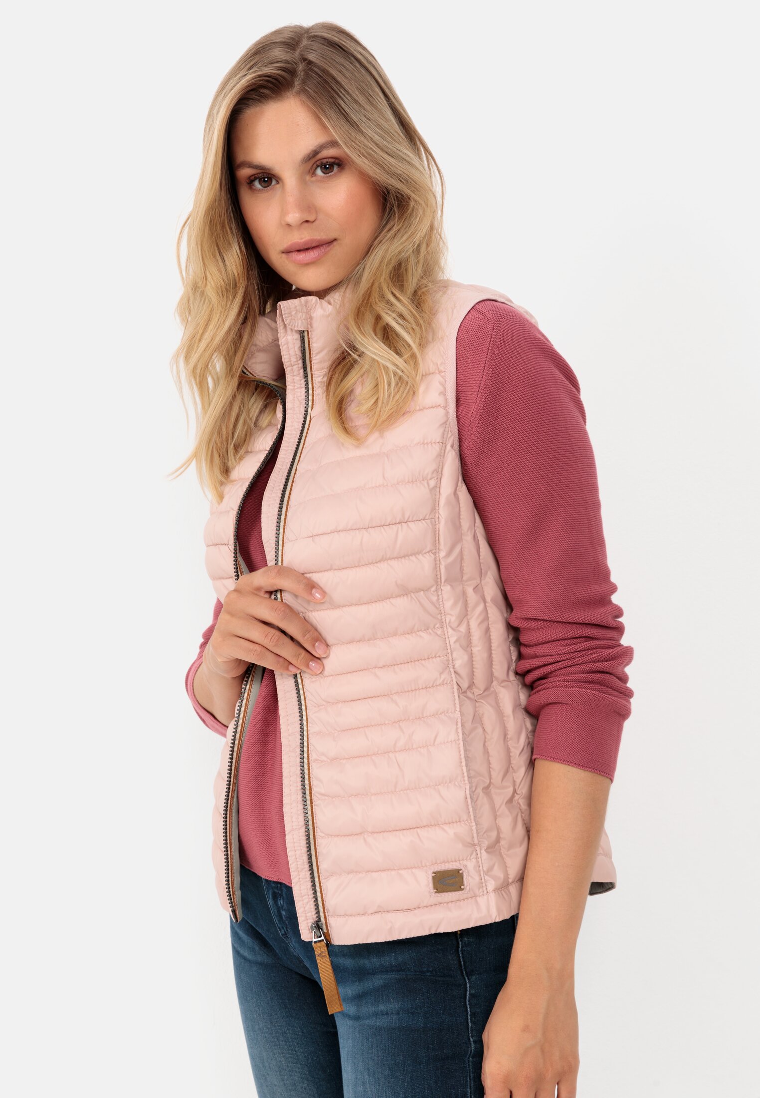 Damen Steppweste aus 100% recyceltem Material Rose getragen emotional