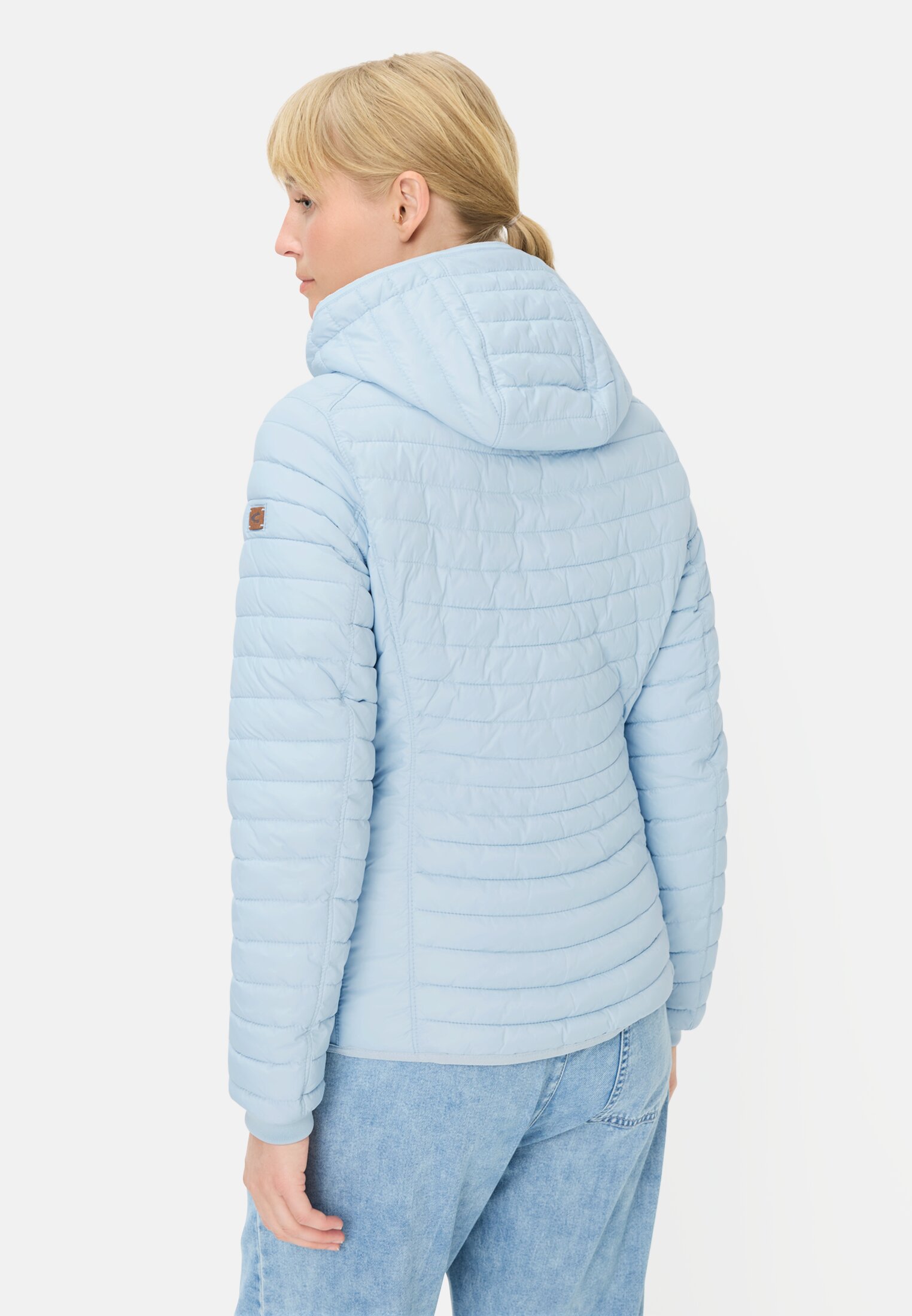 Damen Leichte Steppjacke aus recyceltem Polyamid Hellblau getragen hinten