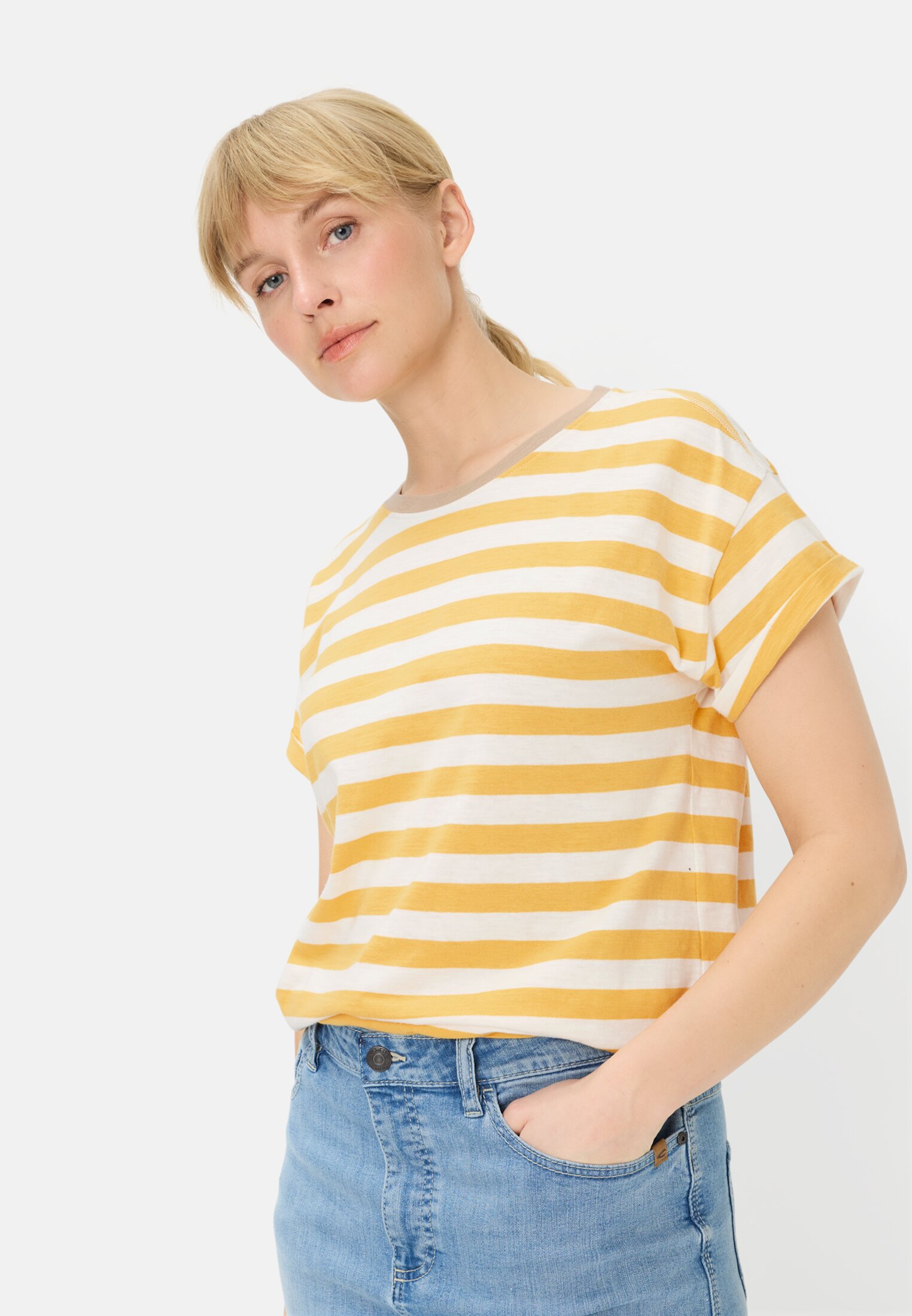 Damen T-Shirt aus reiner Baumwolle Gelb getragen emotional